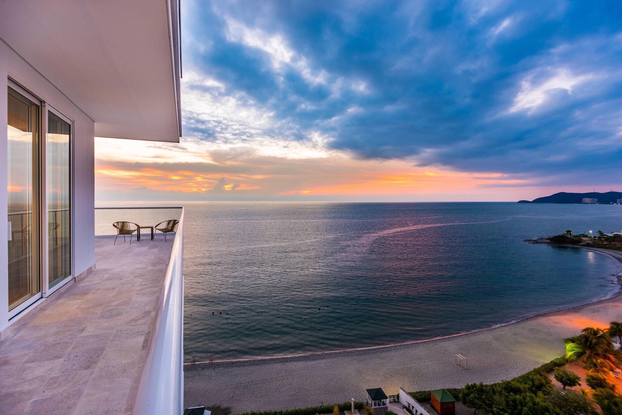 Junior Suite Ocean Front King Bed