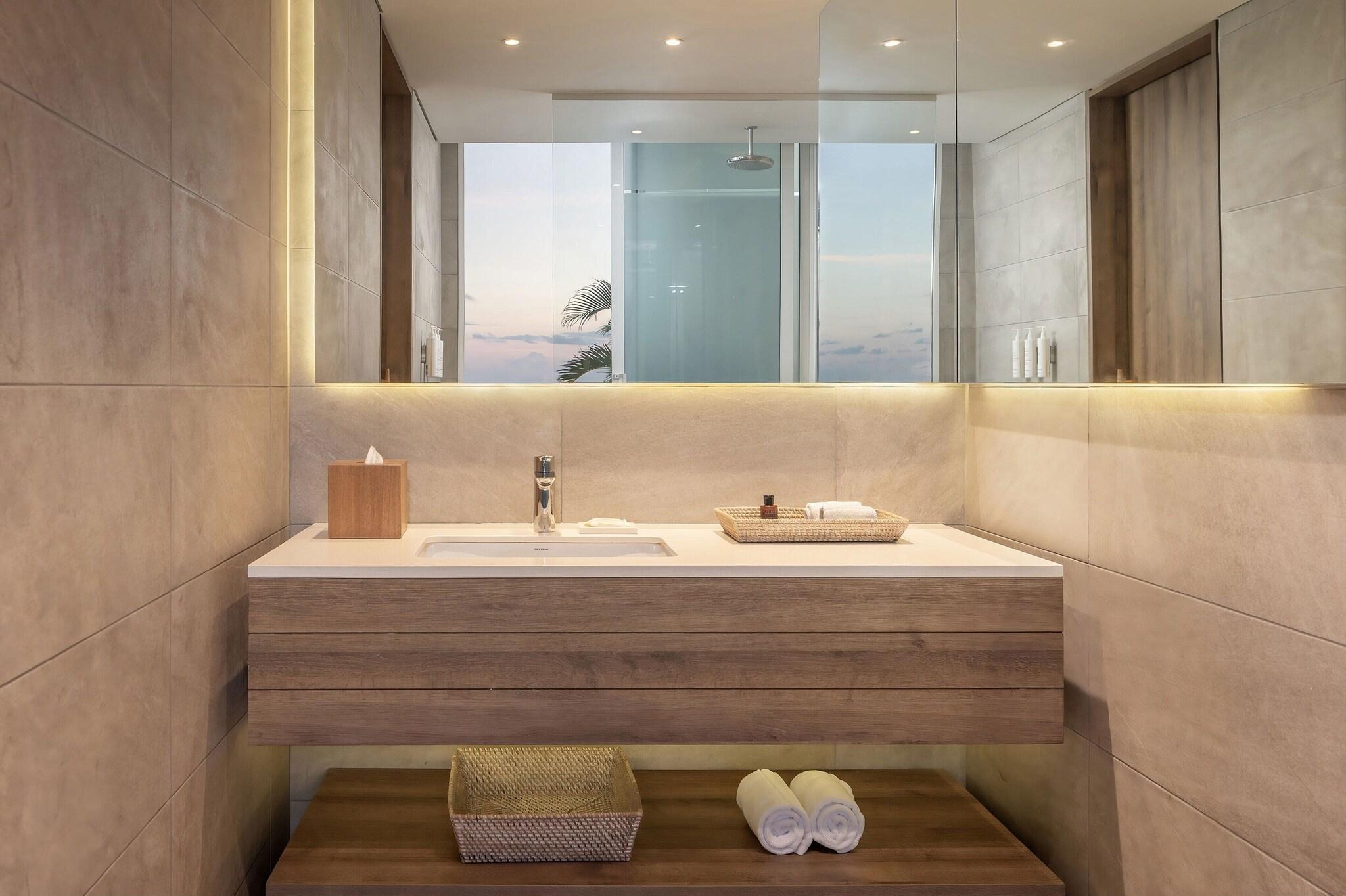 Suite Ocean Front King Bed