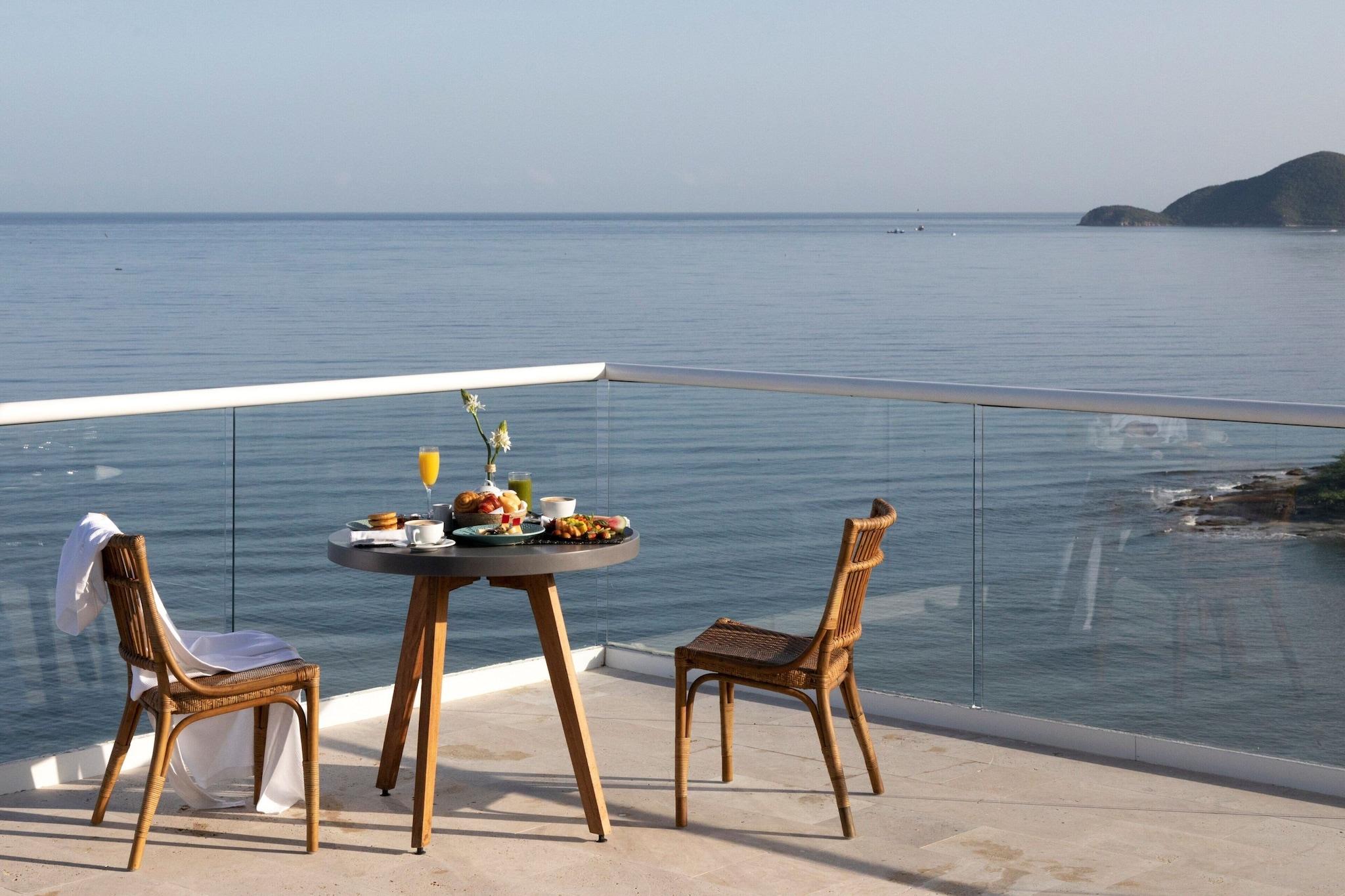 Suite Ocean Front King Bed