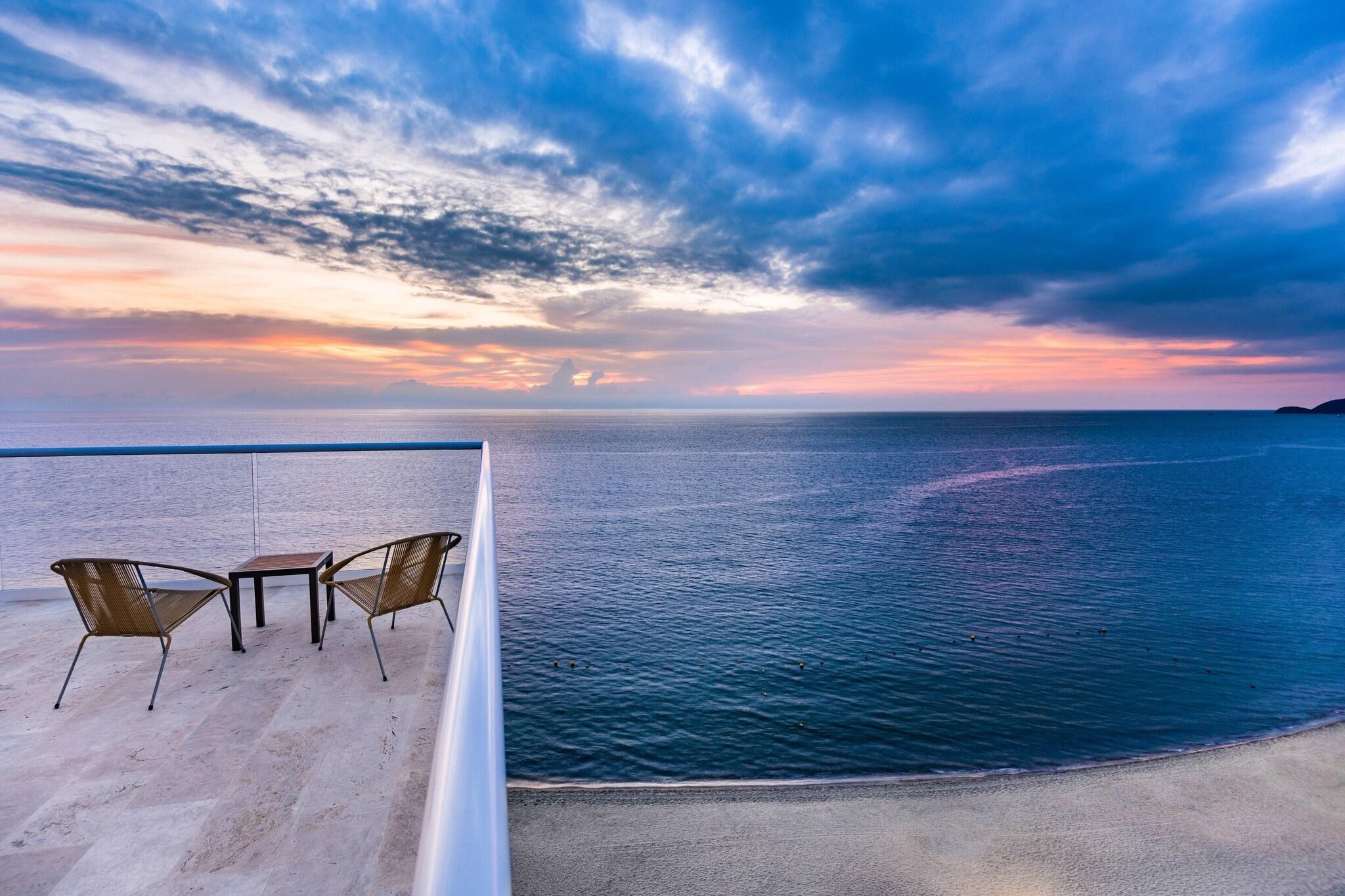 Suite Ocean Front King Bed