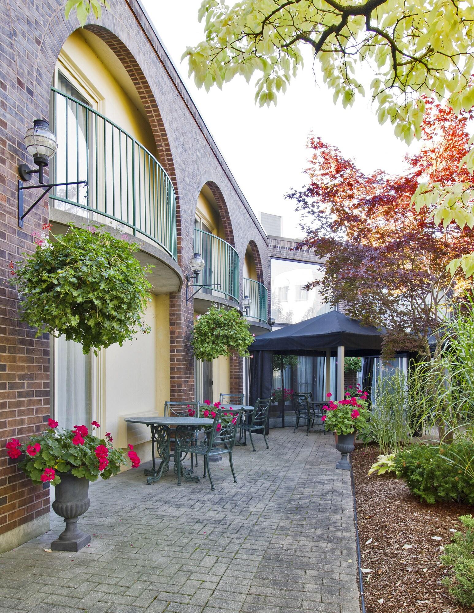 Double Deluxe Queen Bed