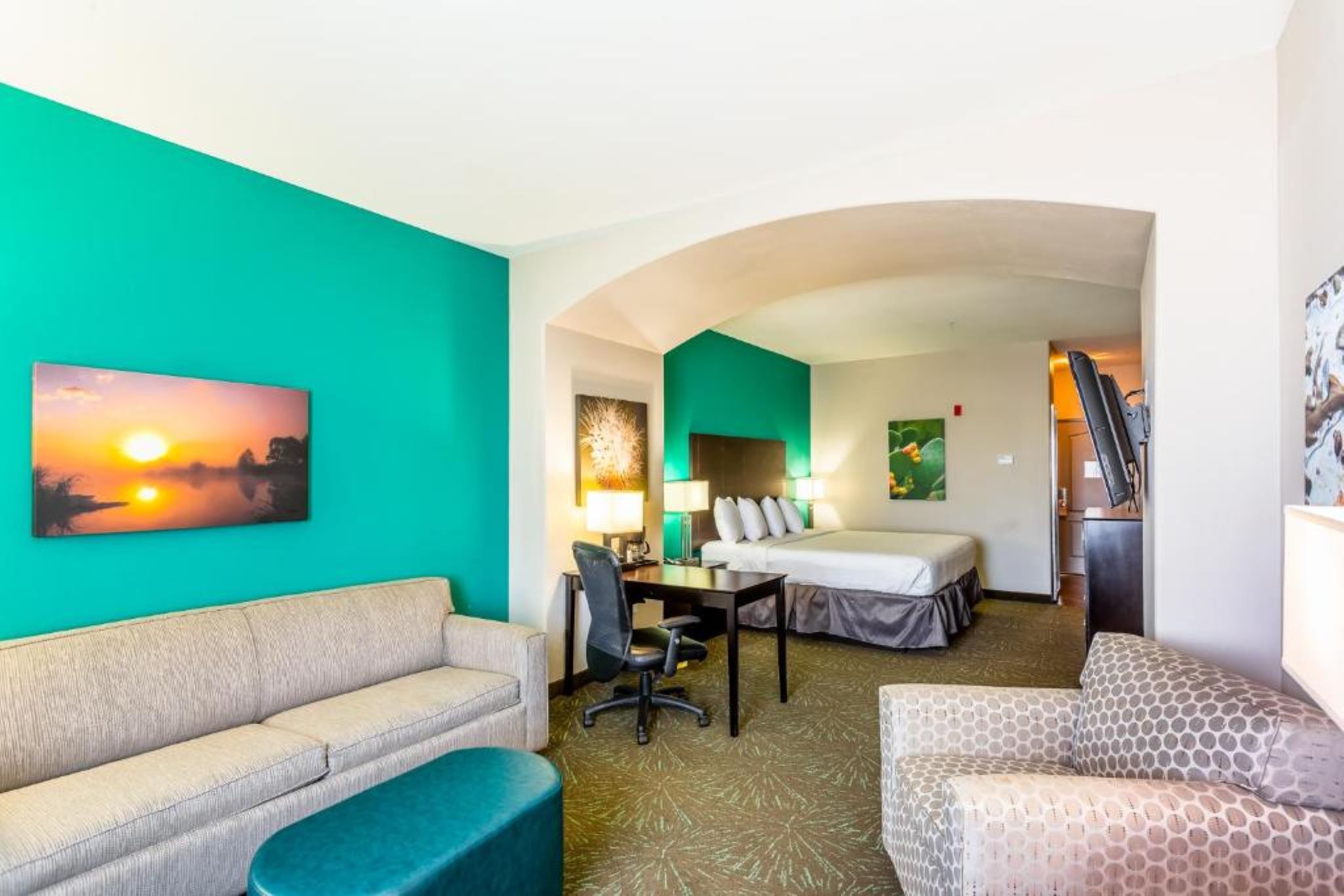 Suite Accessible King Size Bed