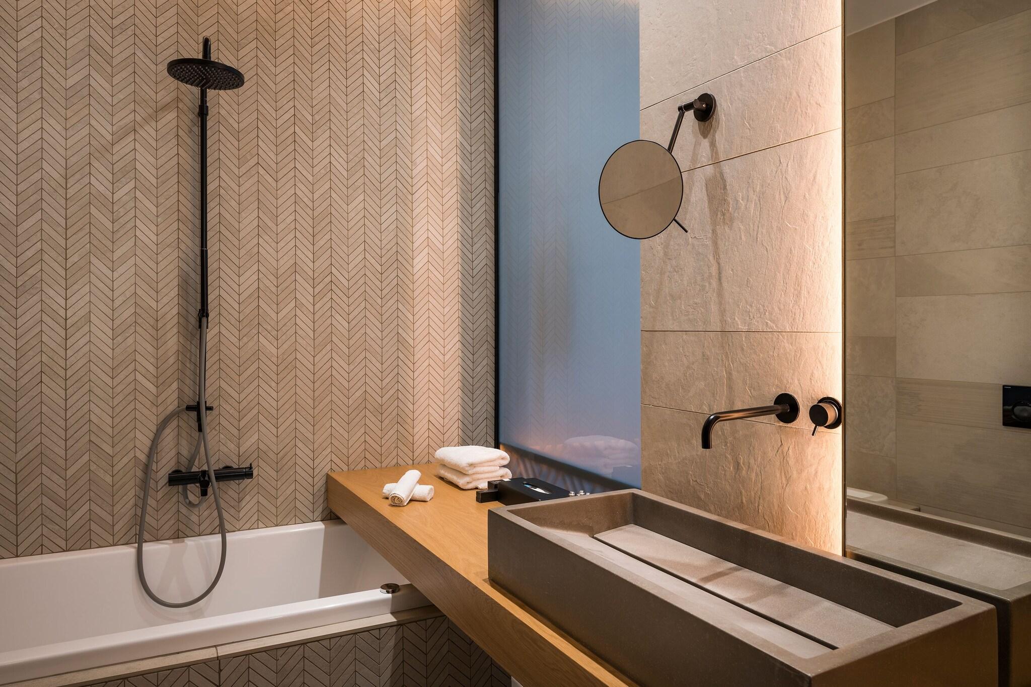 Junior Suite City View Queen Bed