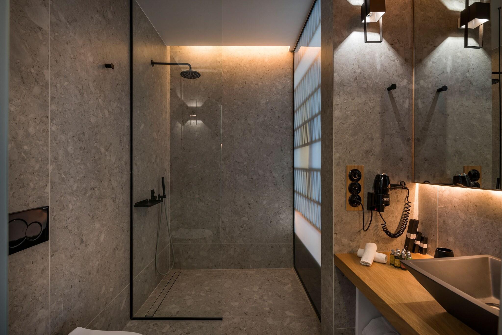 Double Classic Queen Bed