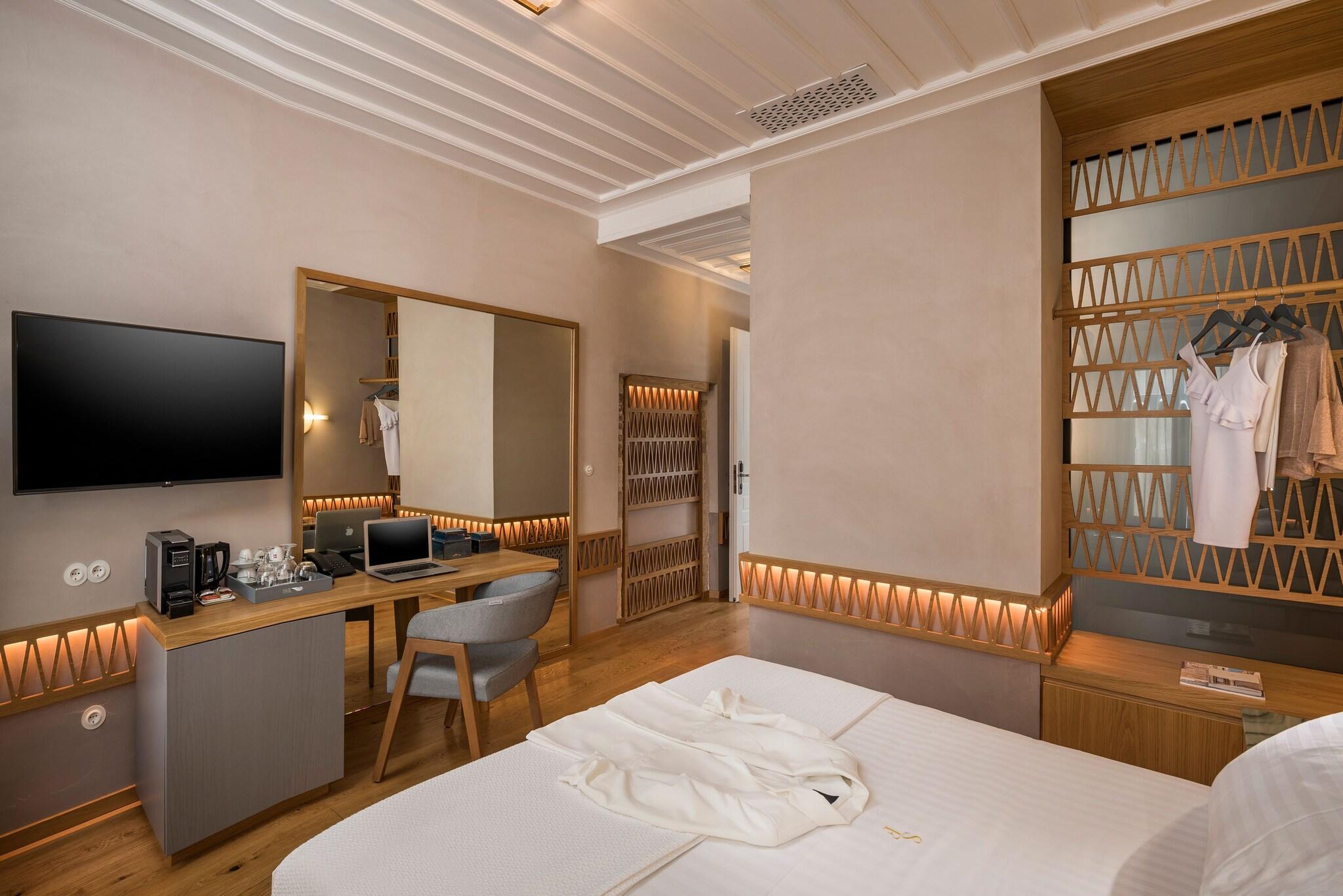 Double Classic Queen Bed