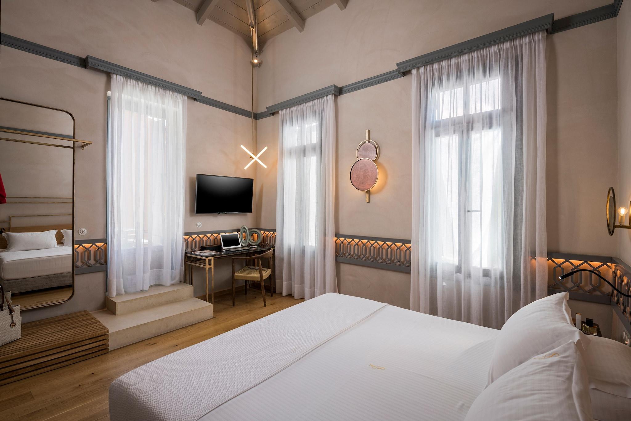 Junior Suite City View Queen Bed