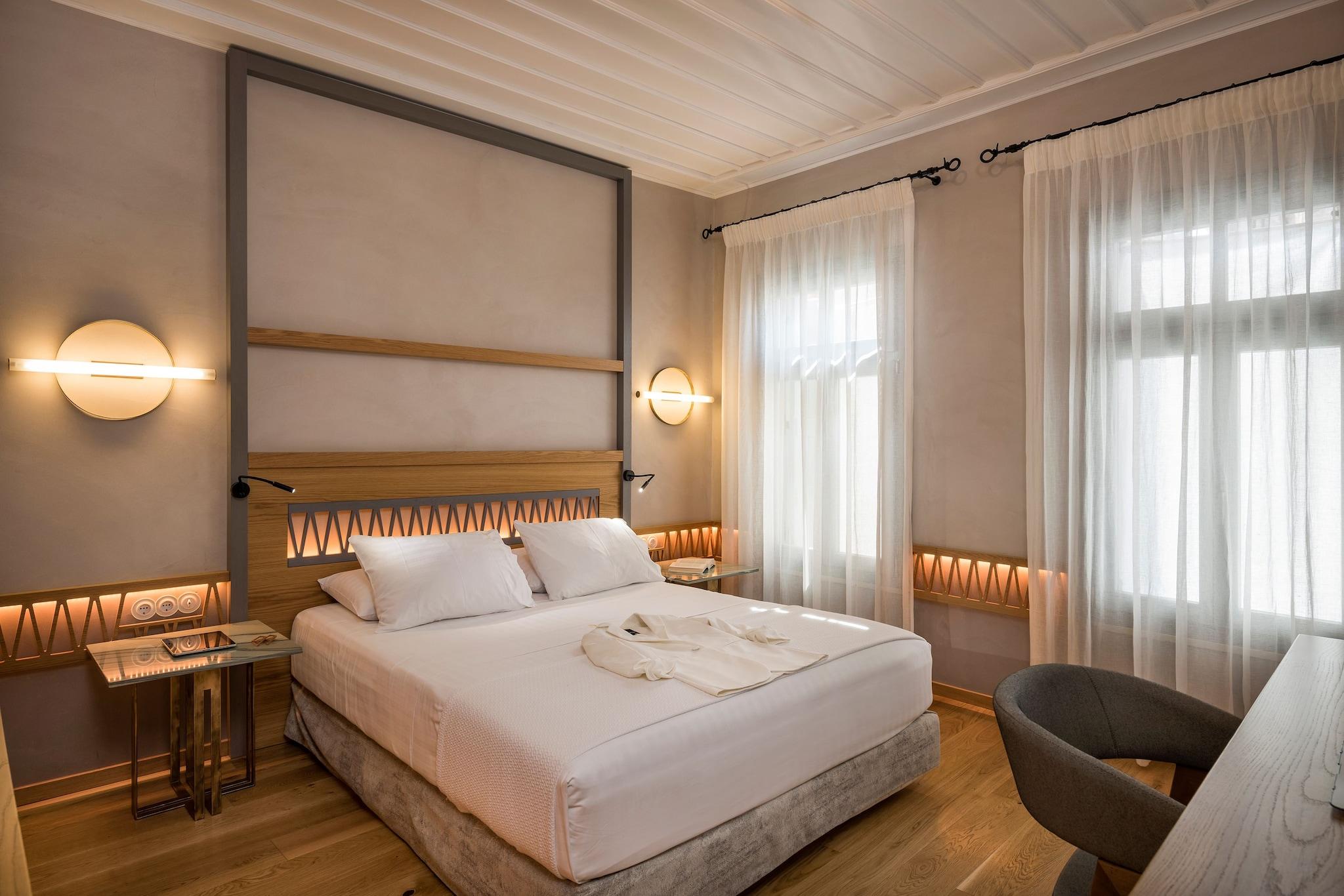 Double Classic Queen Bed