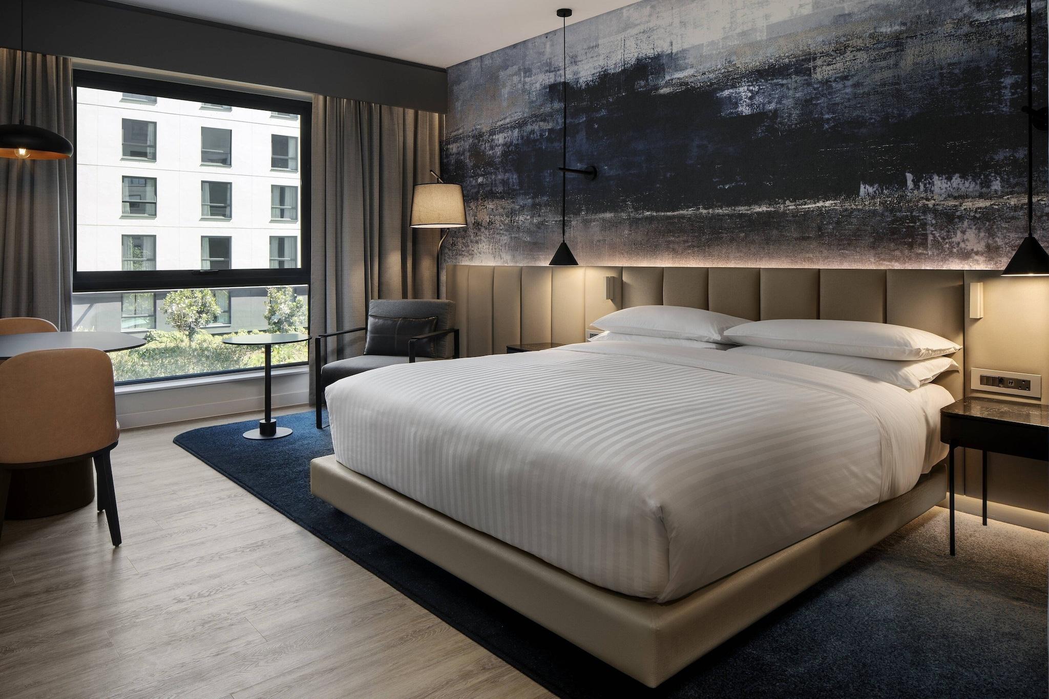 Double Deluxe King Bed