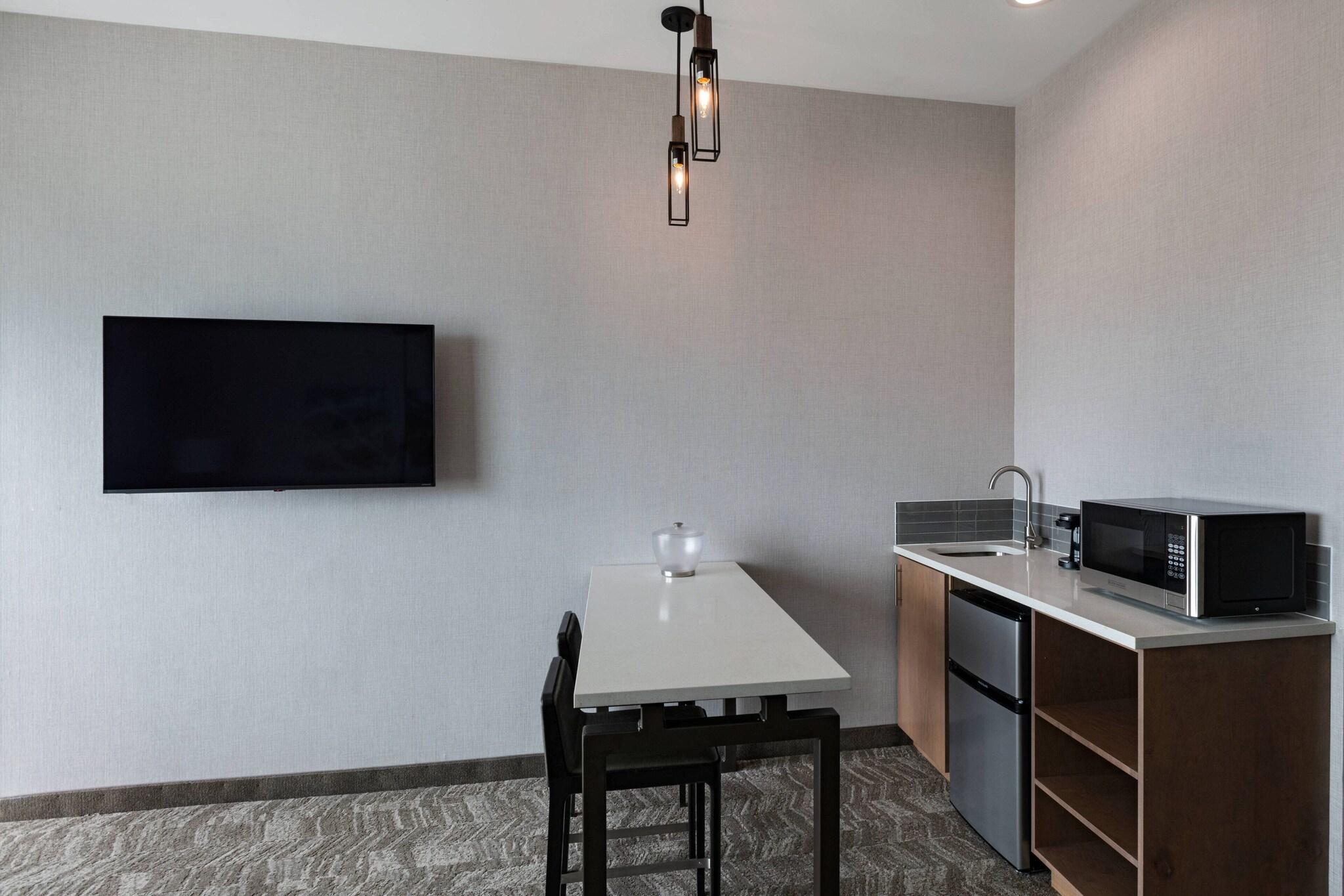 Suite City View King Bed