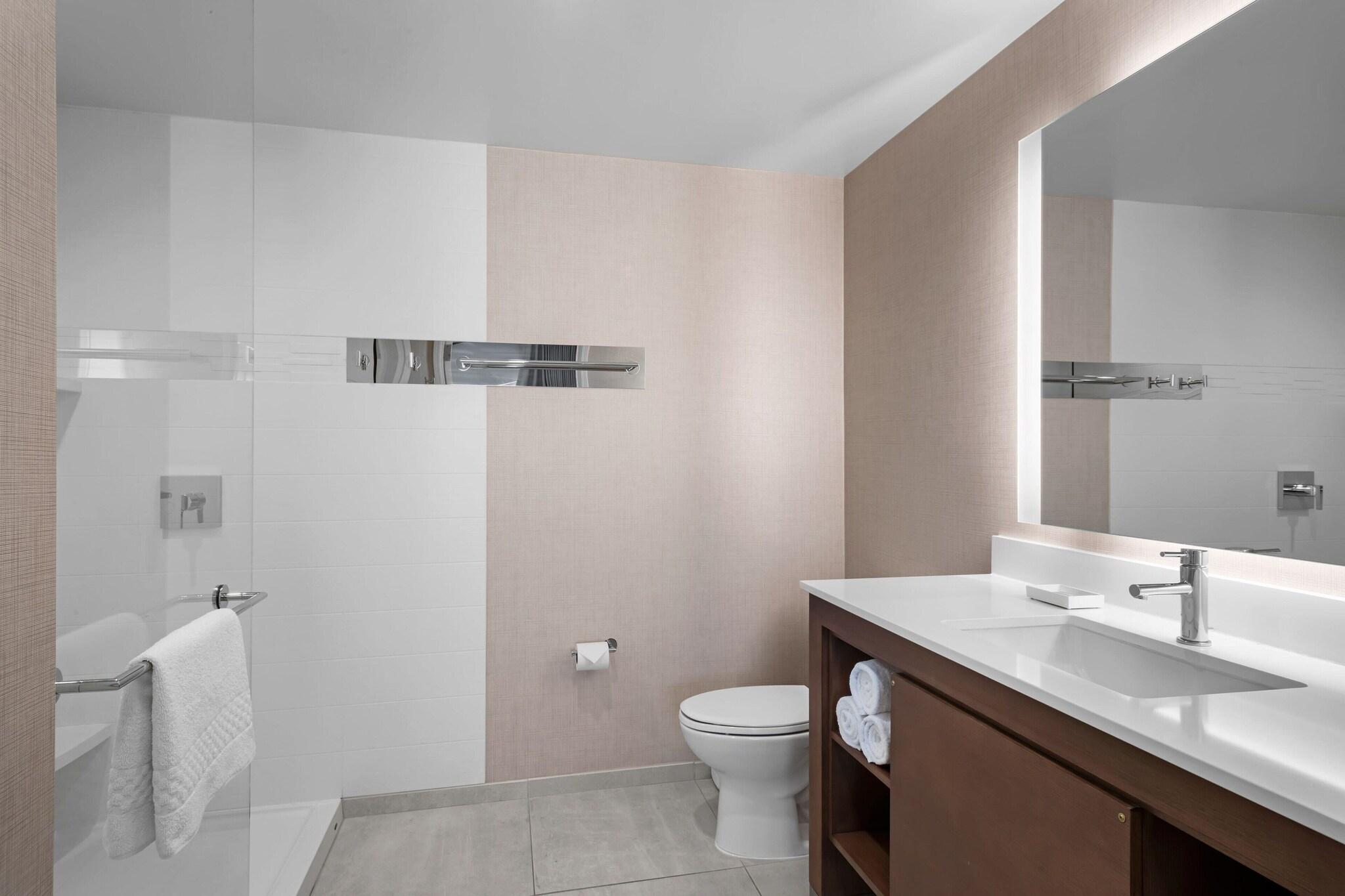 Studio Accessible King Size Bed