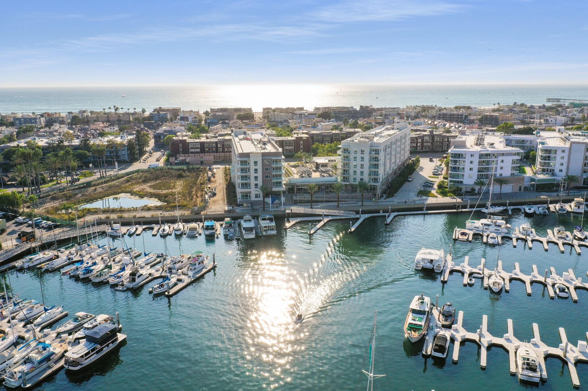 Studio Accessible King Size Bed