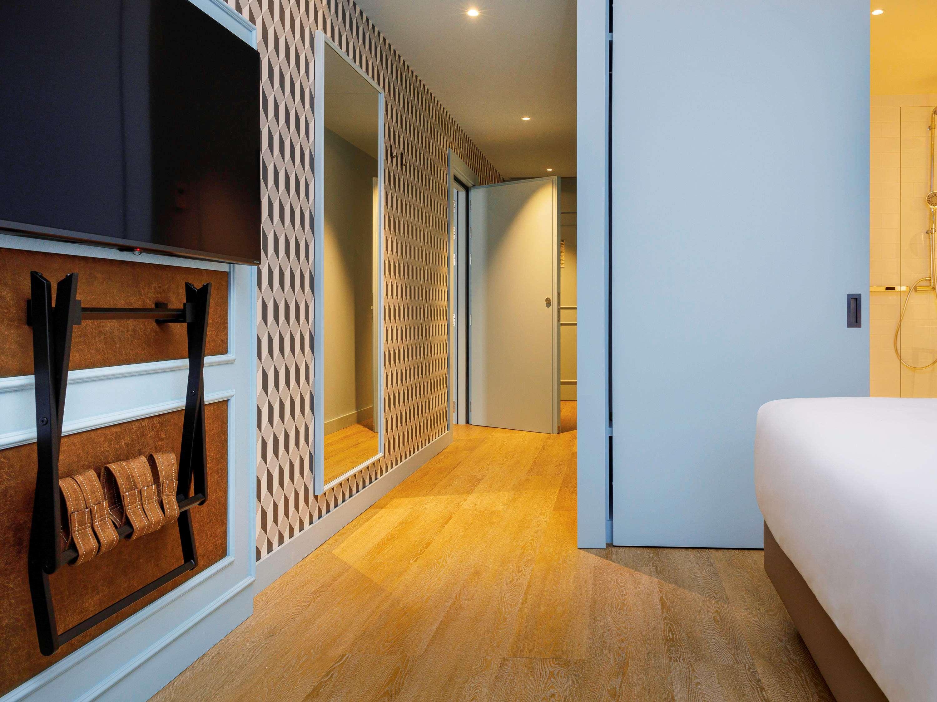 Room Connecting Room