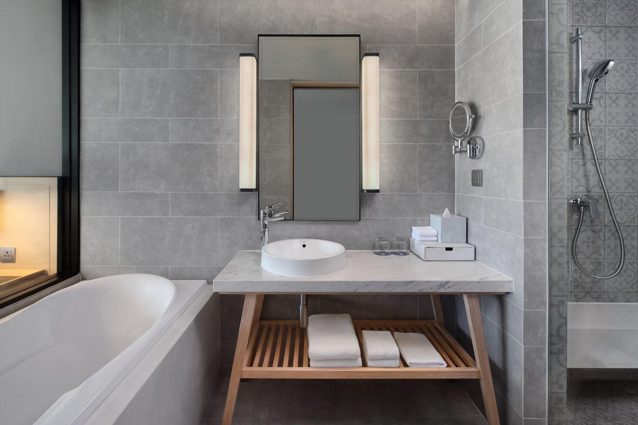 Suite Ocean View King Bed