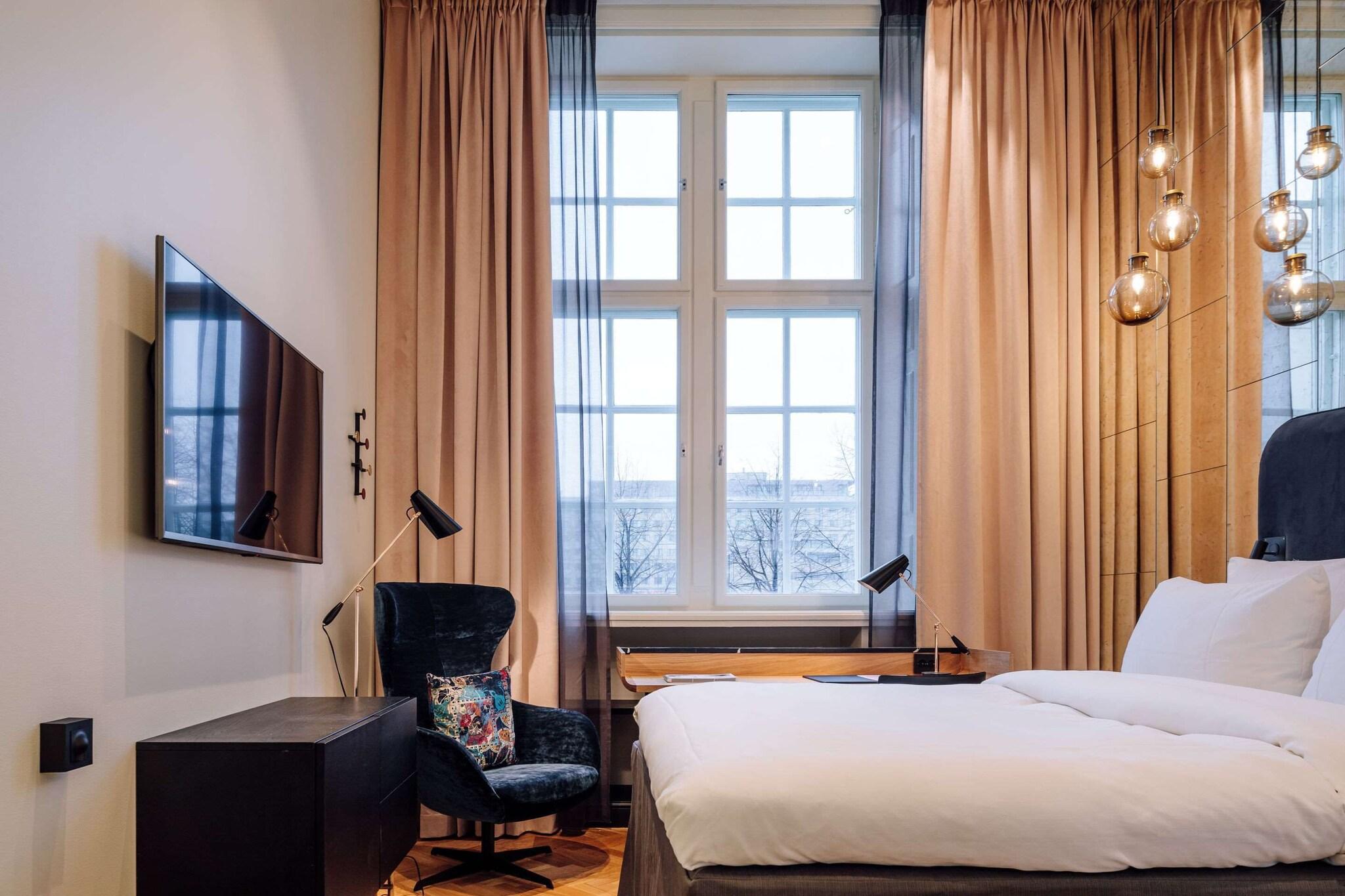 Double Queen Size Bed