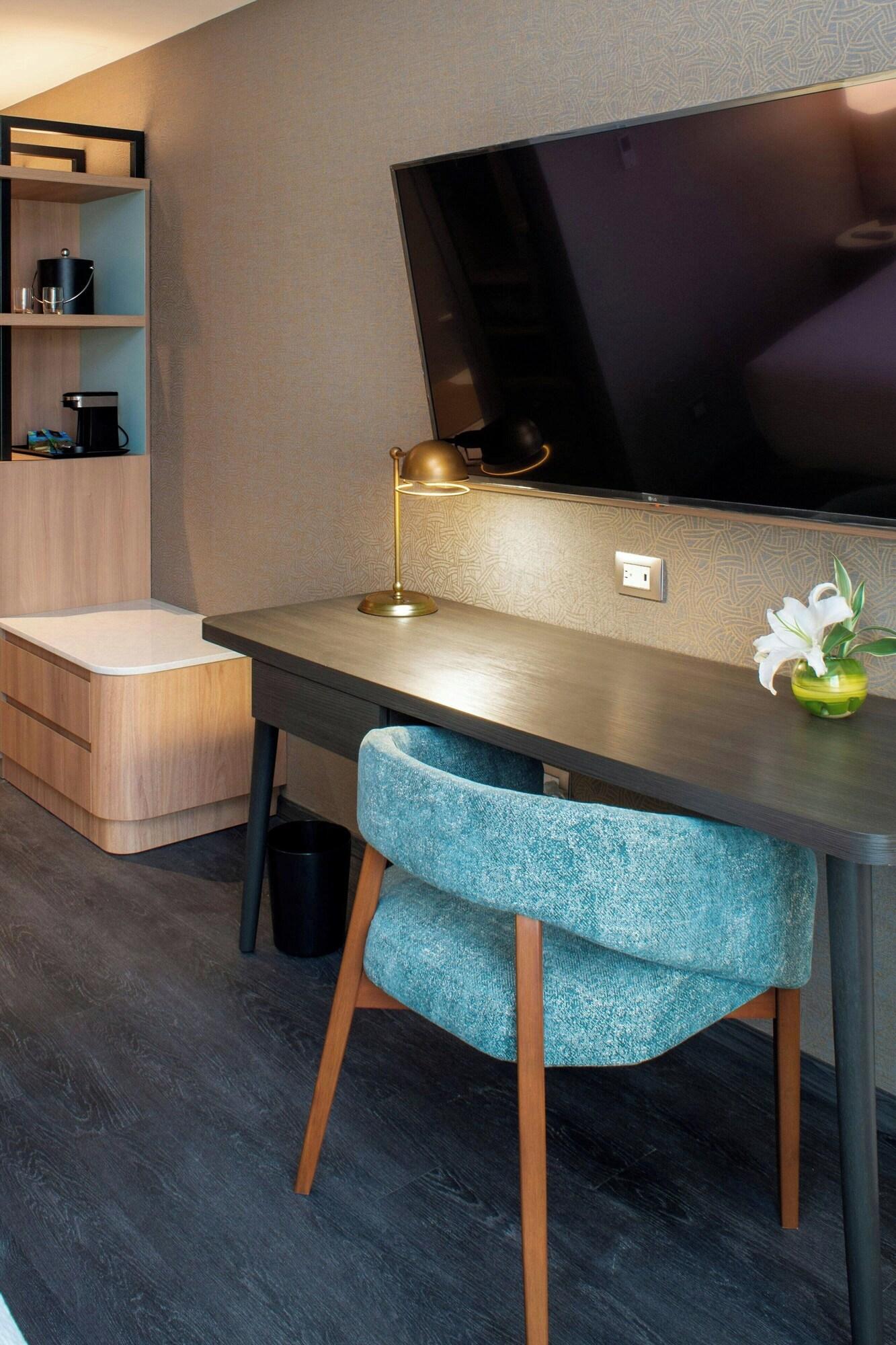 Double Queen Size Bed