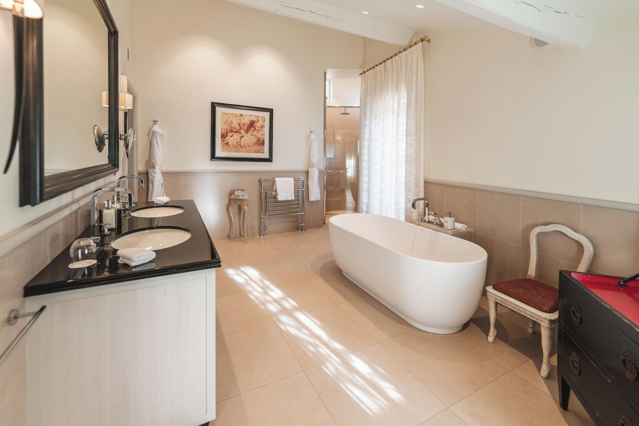 Junior Suite Queen Size Bed