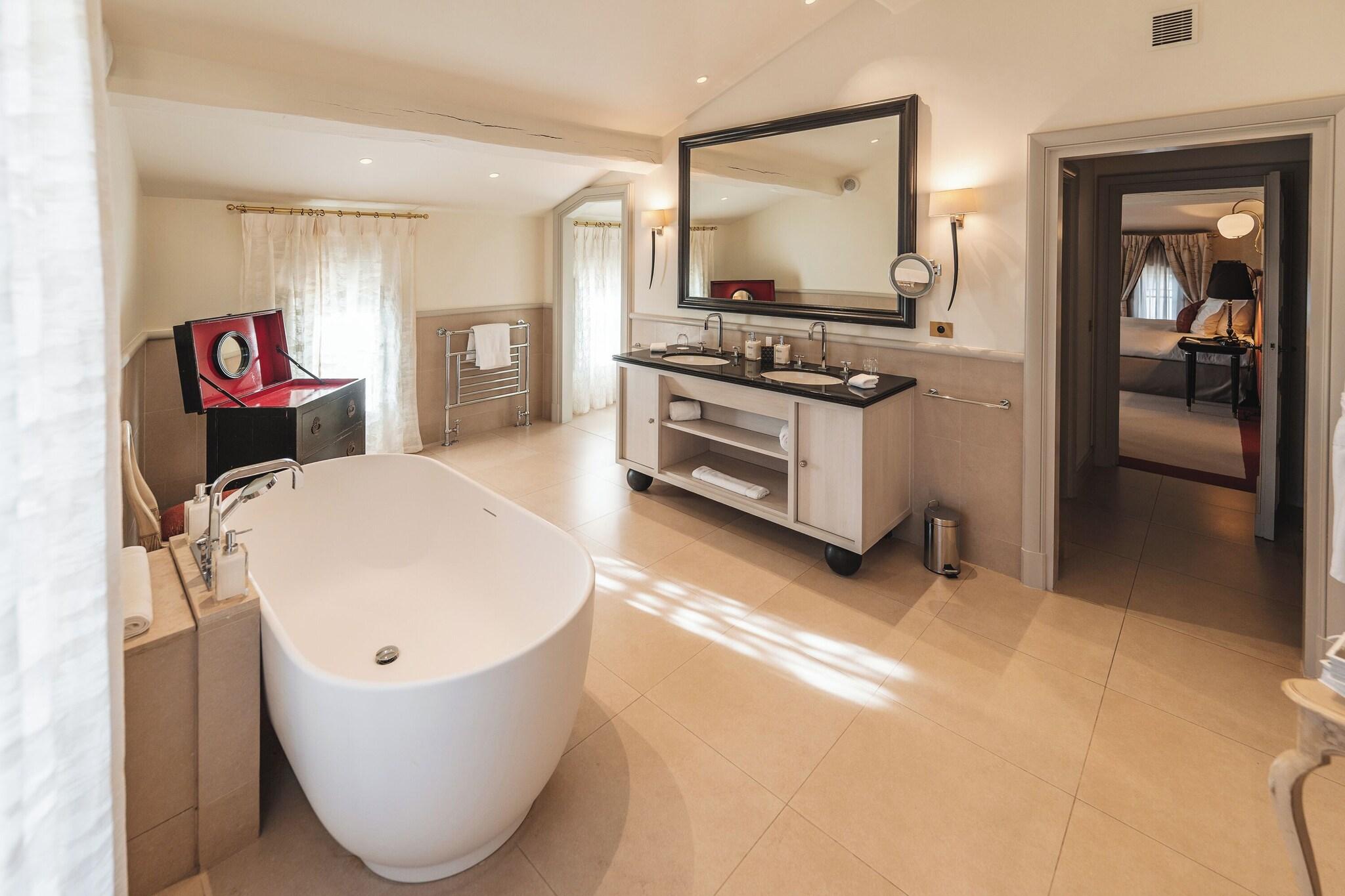 Junior Suite Queen Size Bed