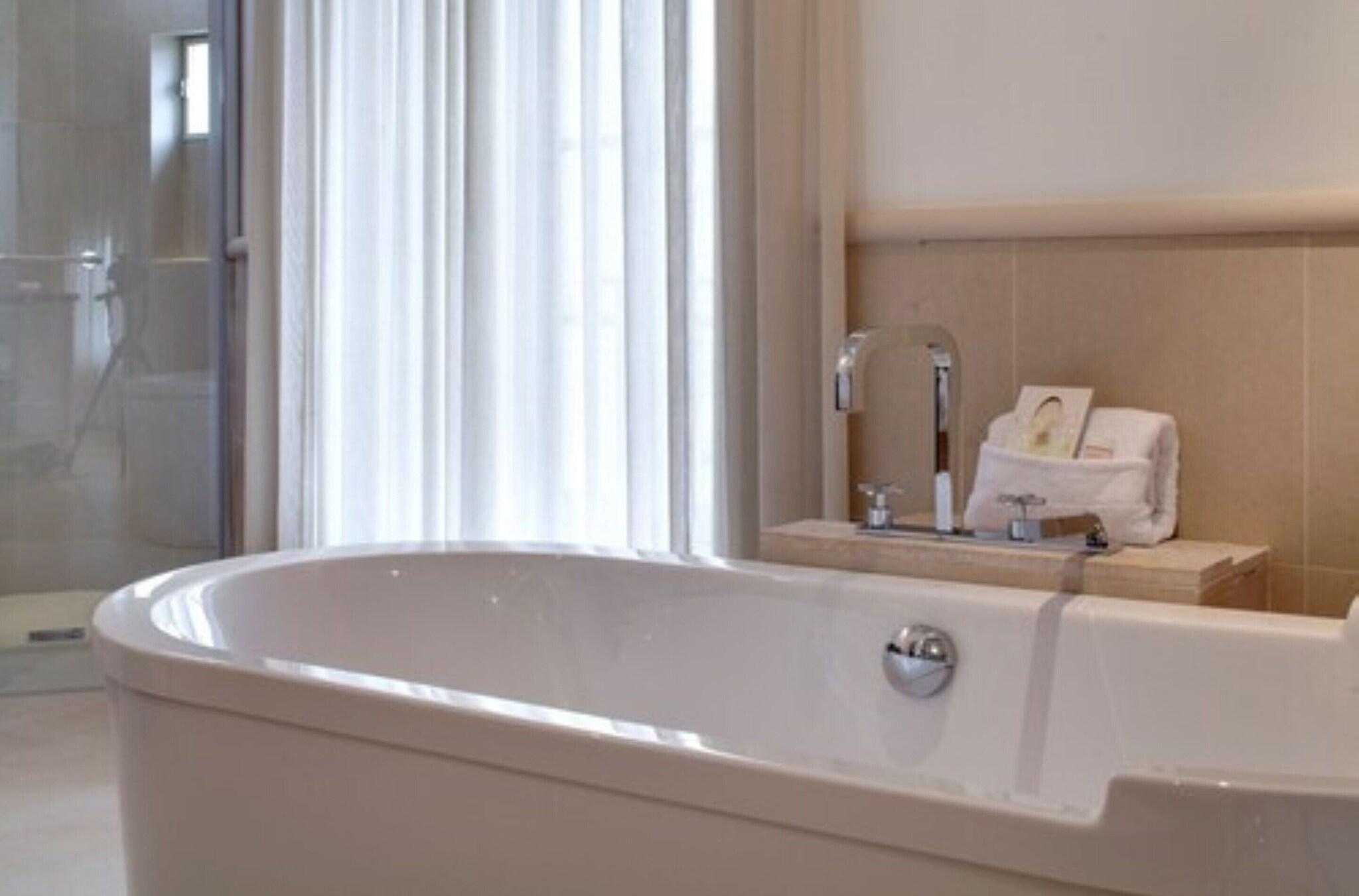 Junior Suite Queen Size Bed