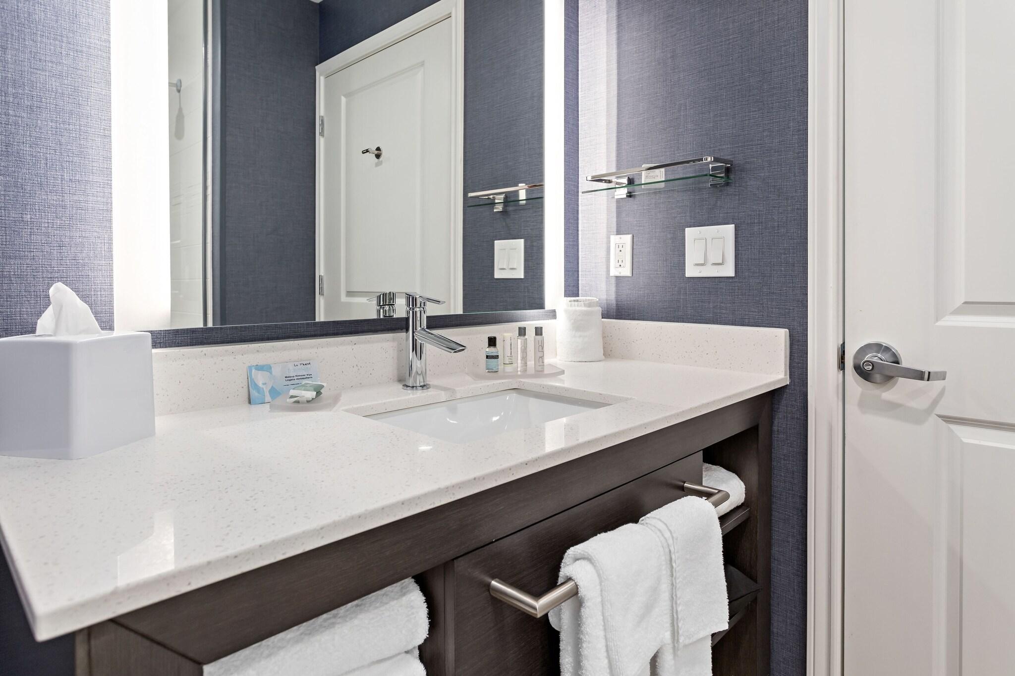 Studio Accessible King Size Bed