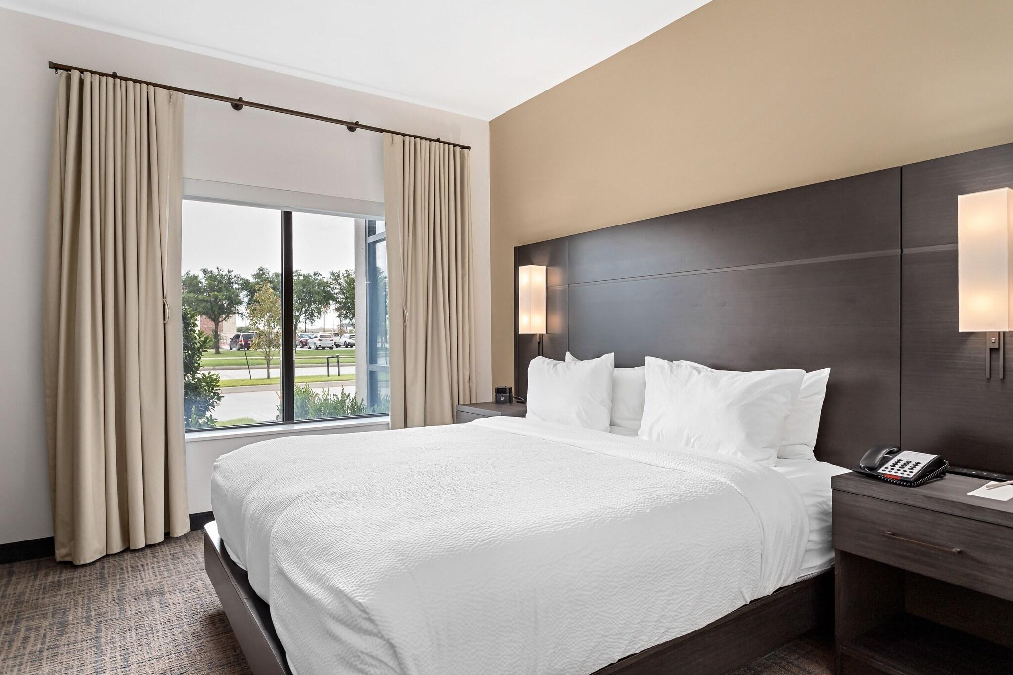 Studio Accessible King Size Bed