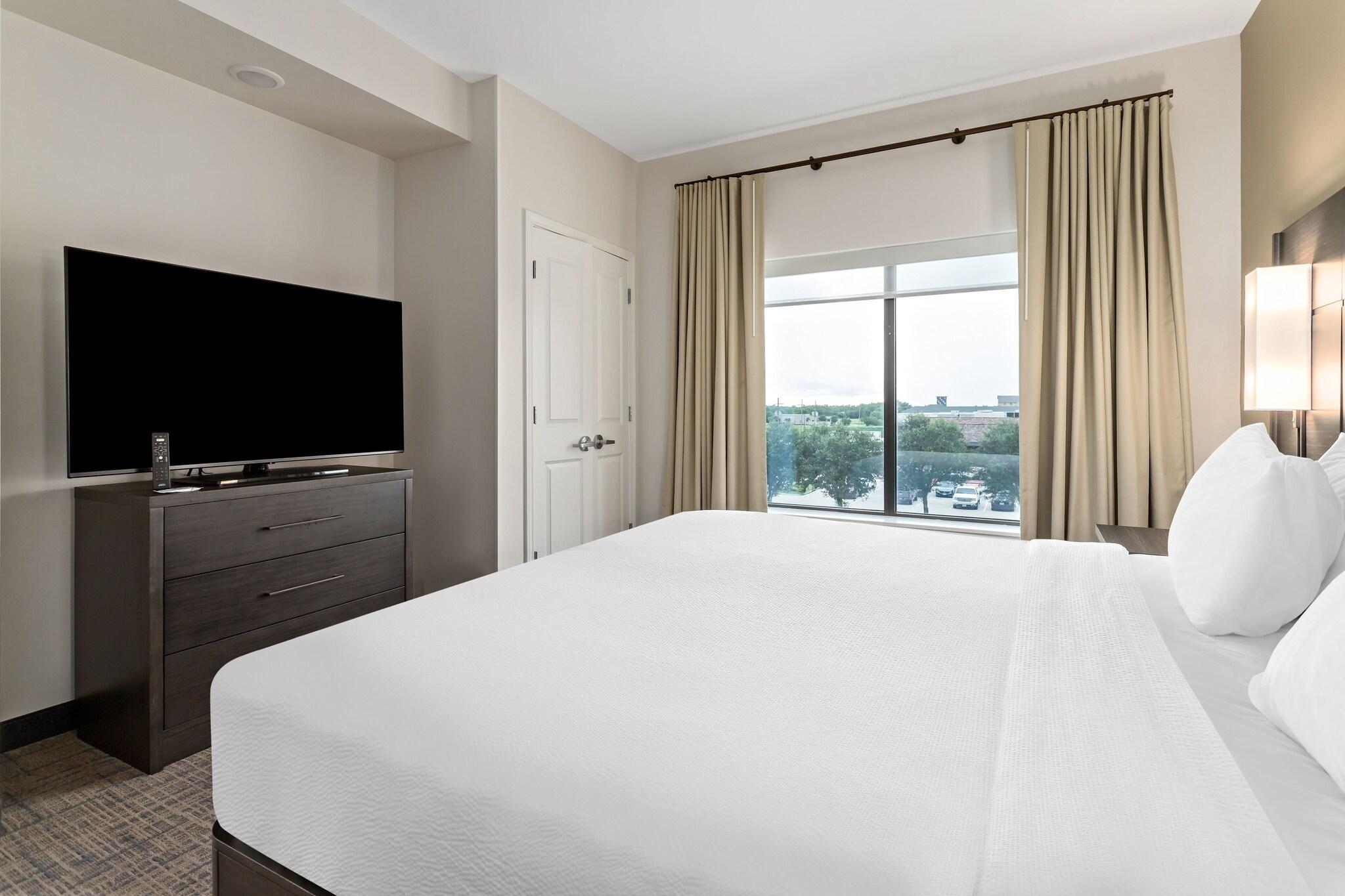 Suite Accessible King Size Bed