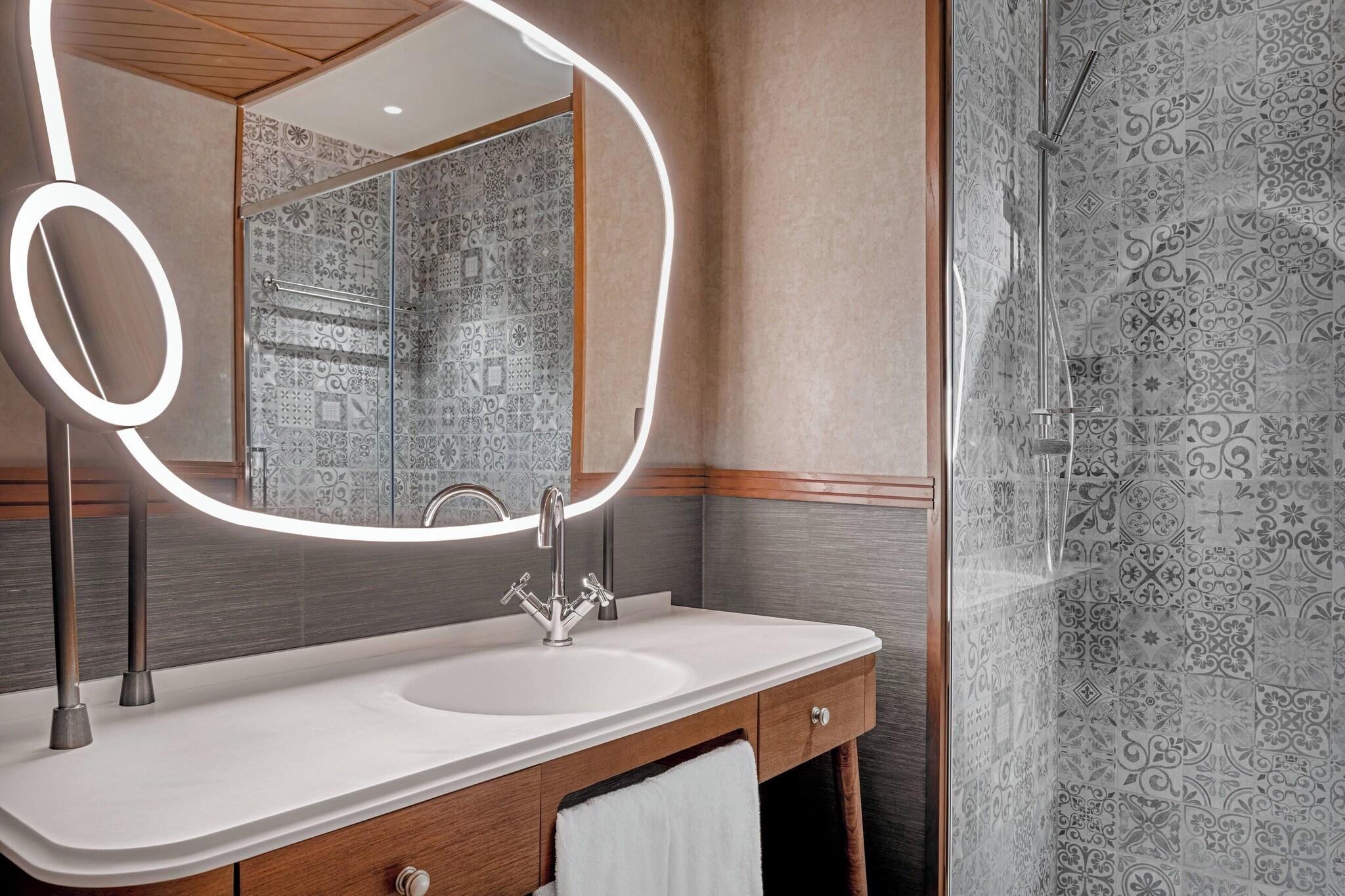 Double Deluxe Queen Bed