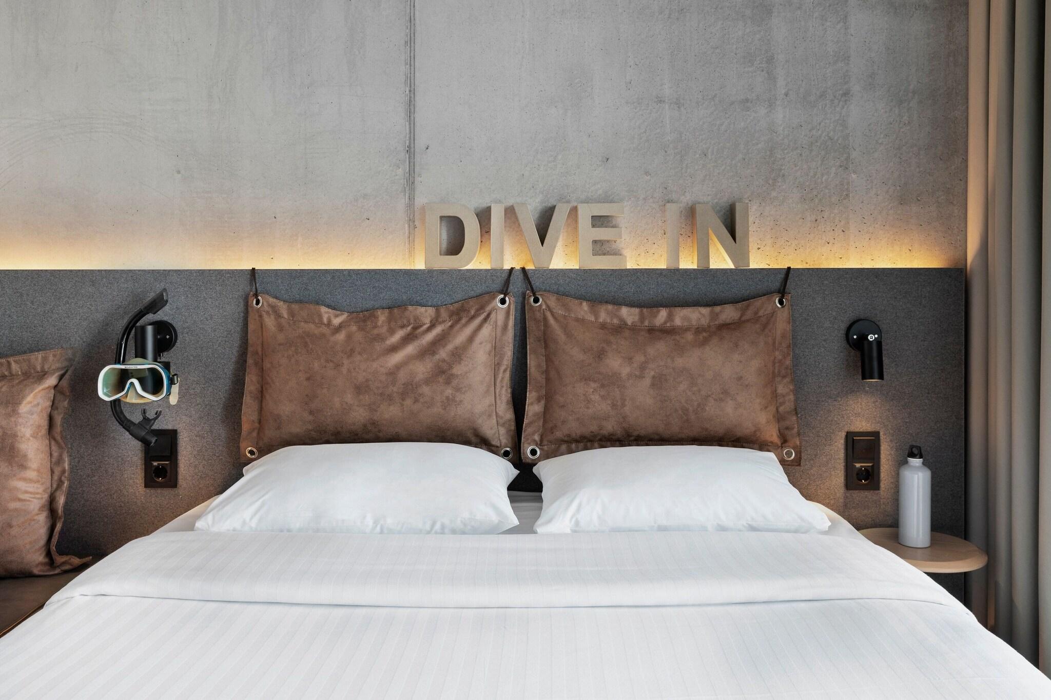 Double City View Queen Bed