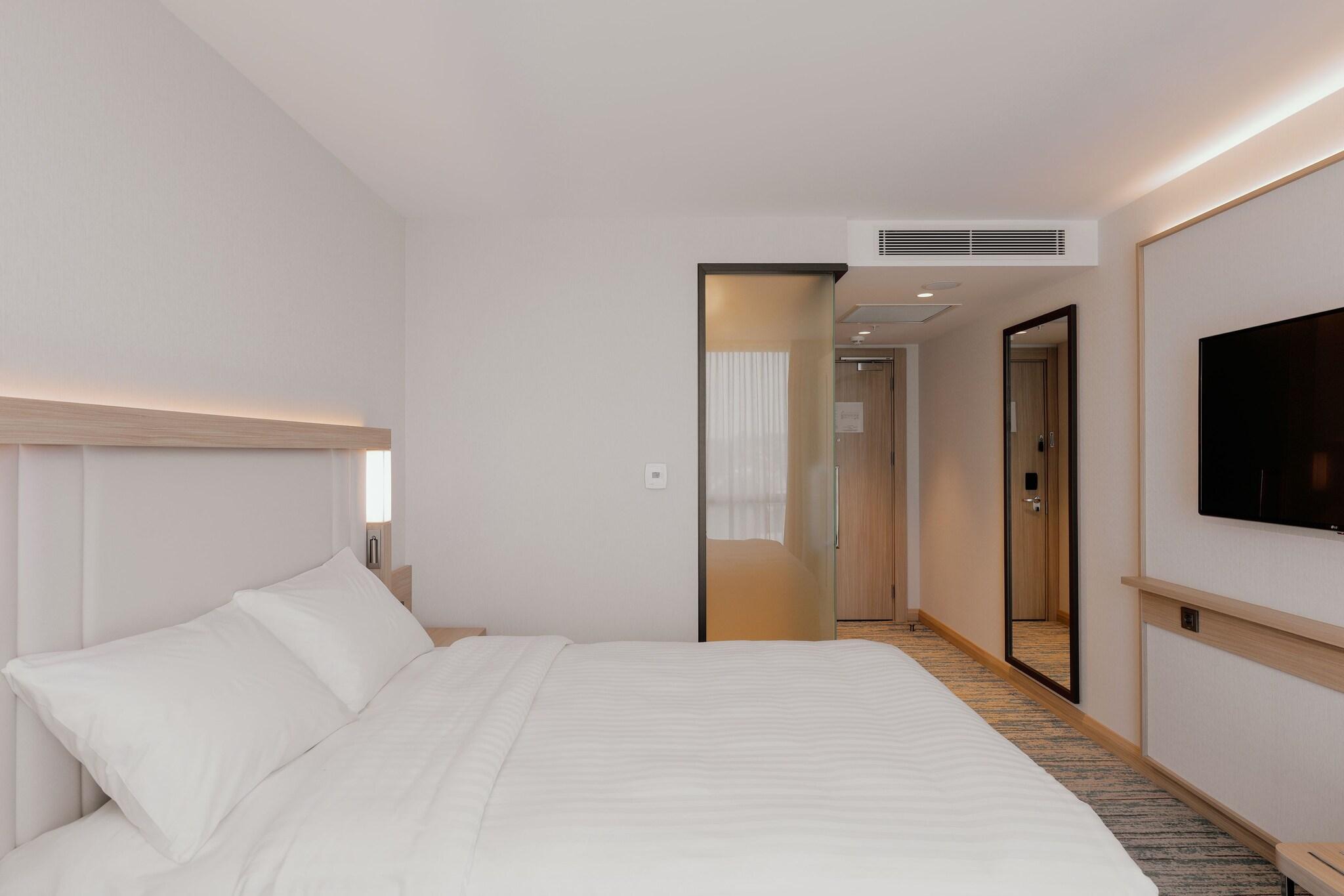 Double City View Queen Bed