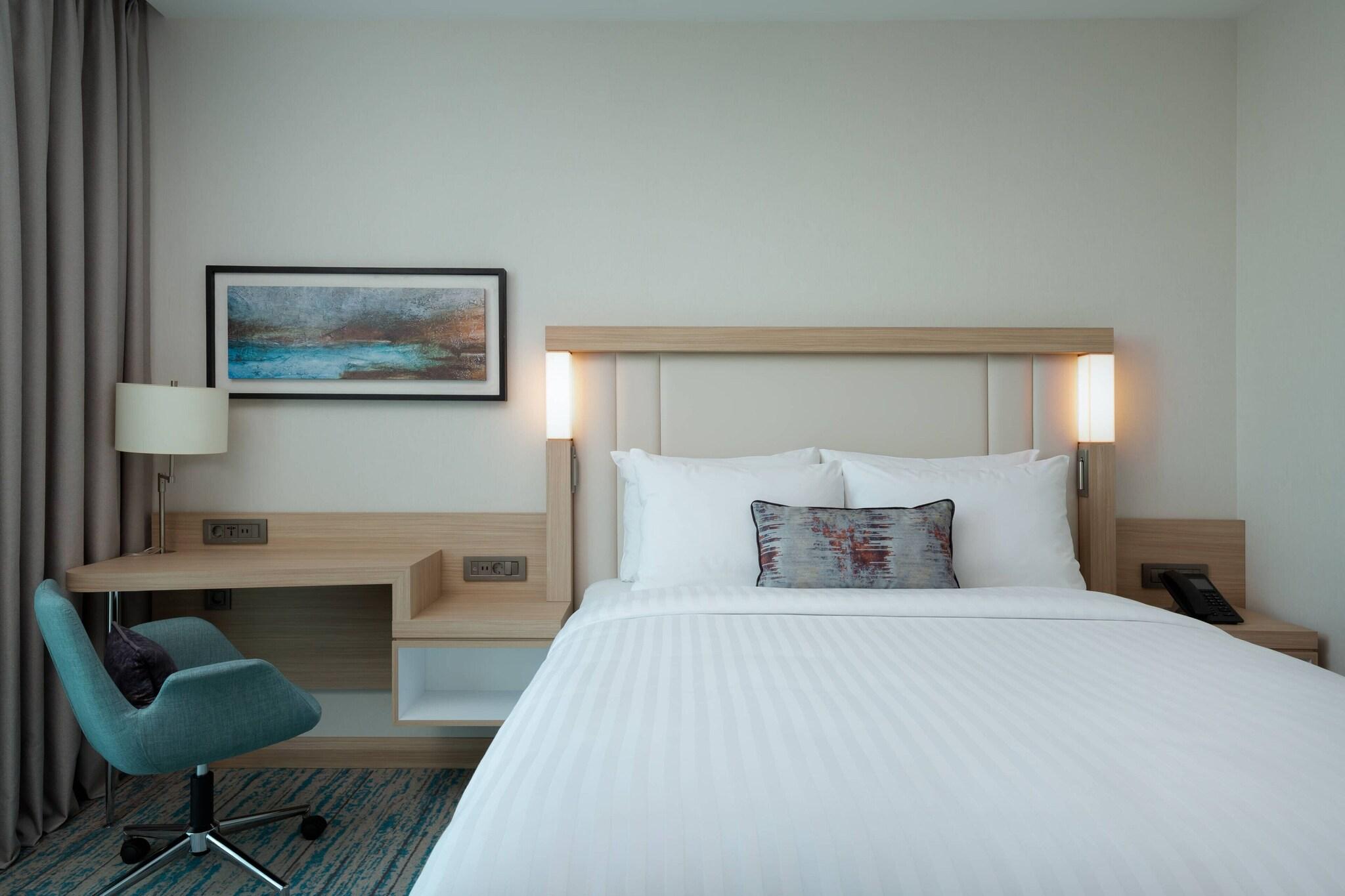 Double City View Queen Bed