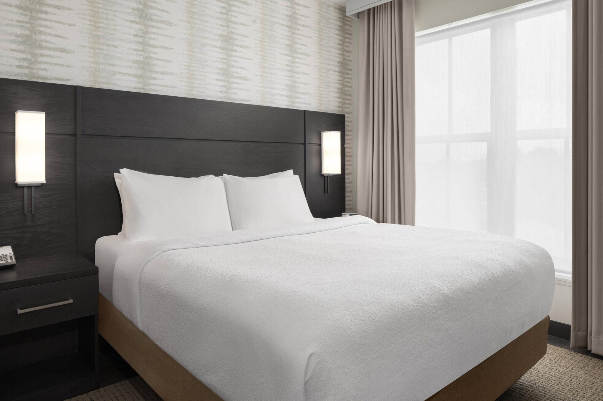 Studio Accessible King Size Bed