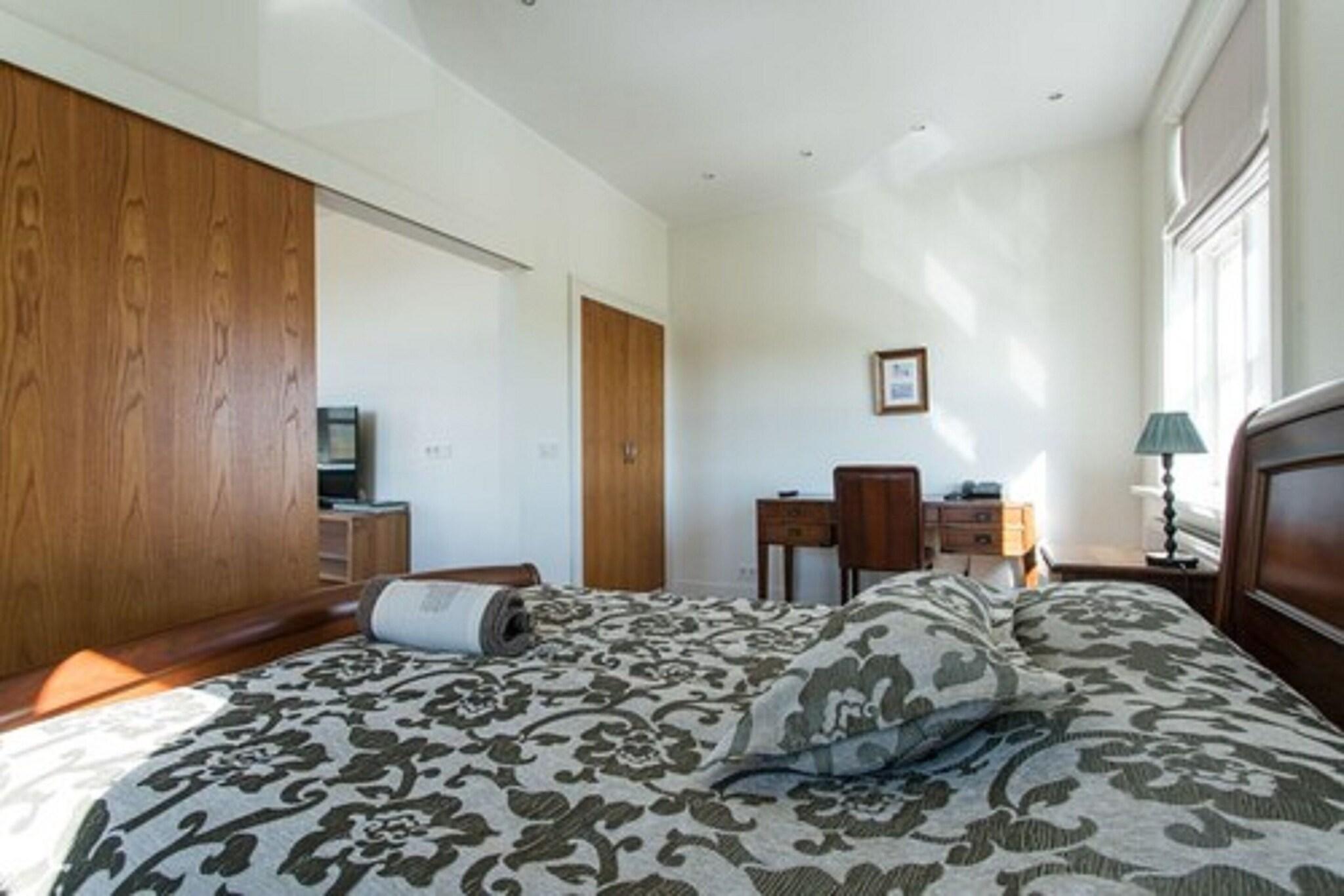 Suite Queen Size Bed