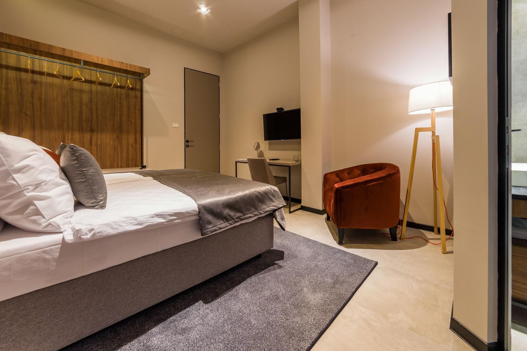 Double Deluxe King Bed