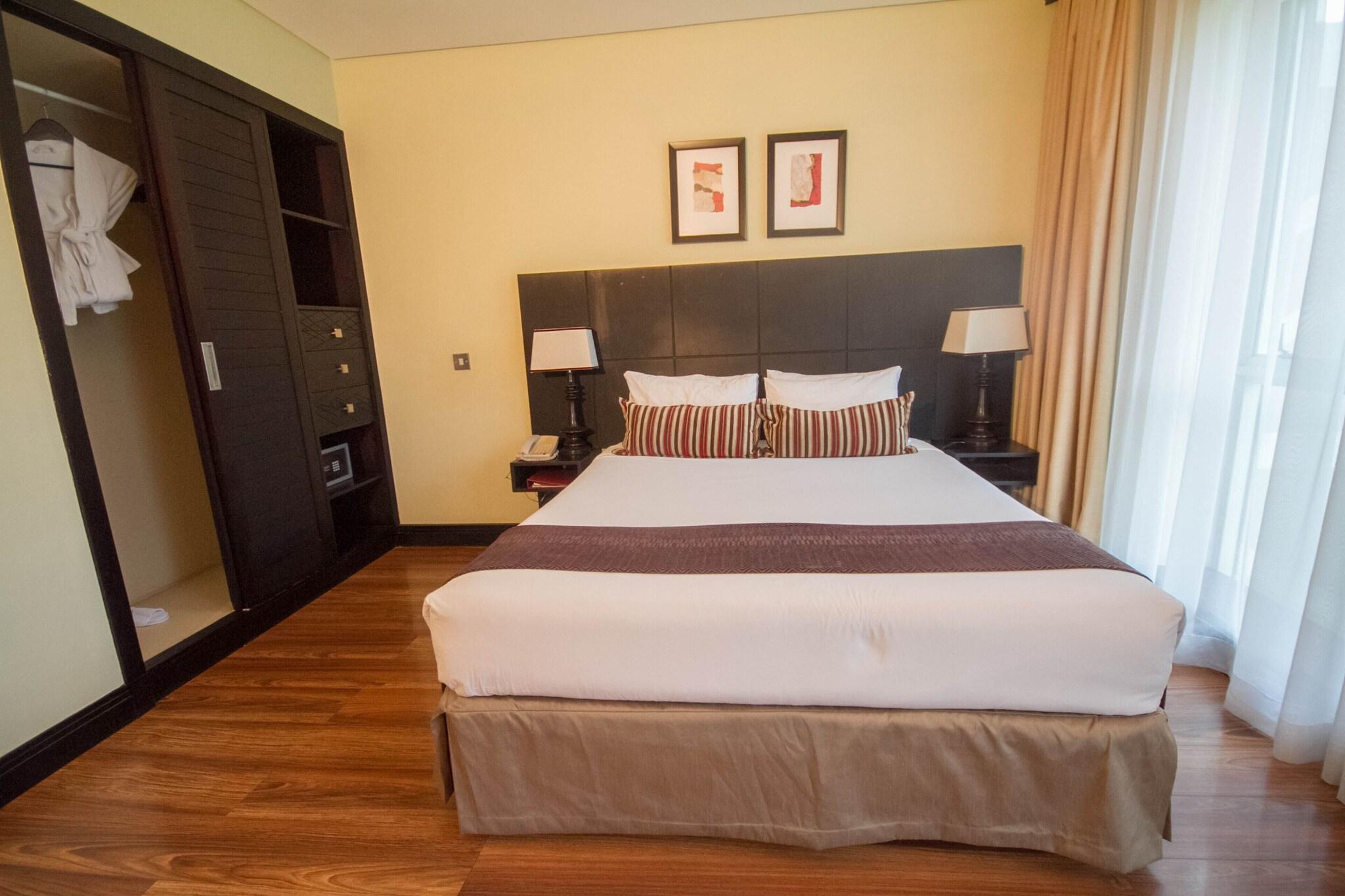 Junior Suite Queen Size Bed