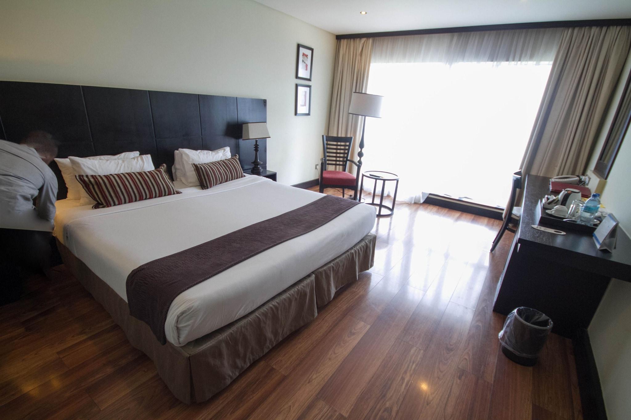 Double Executive Queen Bed