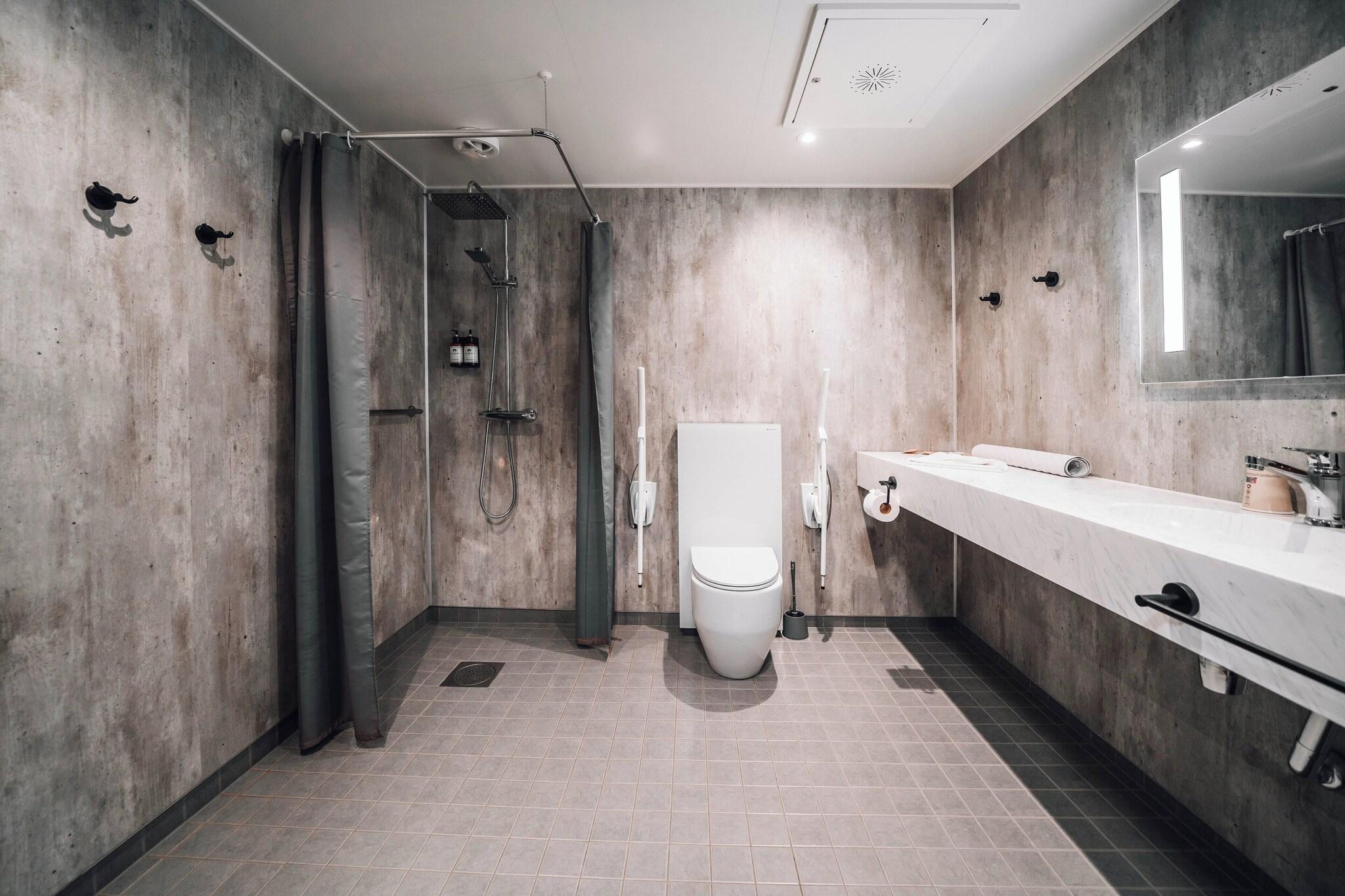 Double or Twin with Double Bed