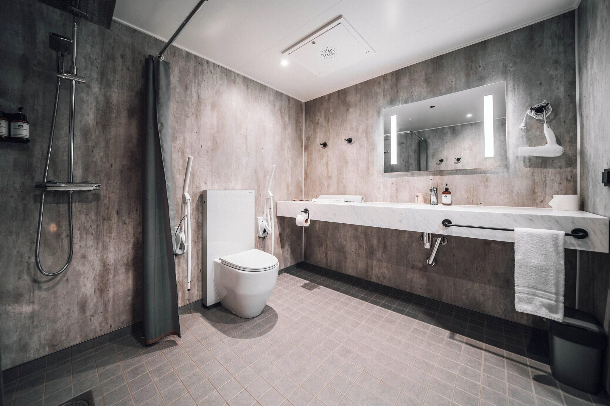 Double or Twin with Double Bed