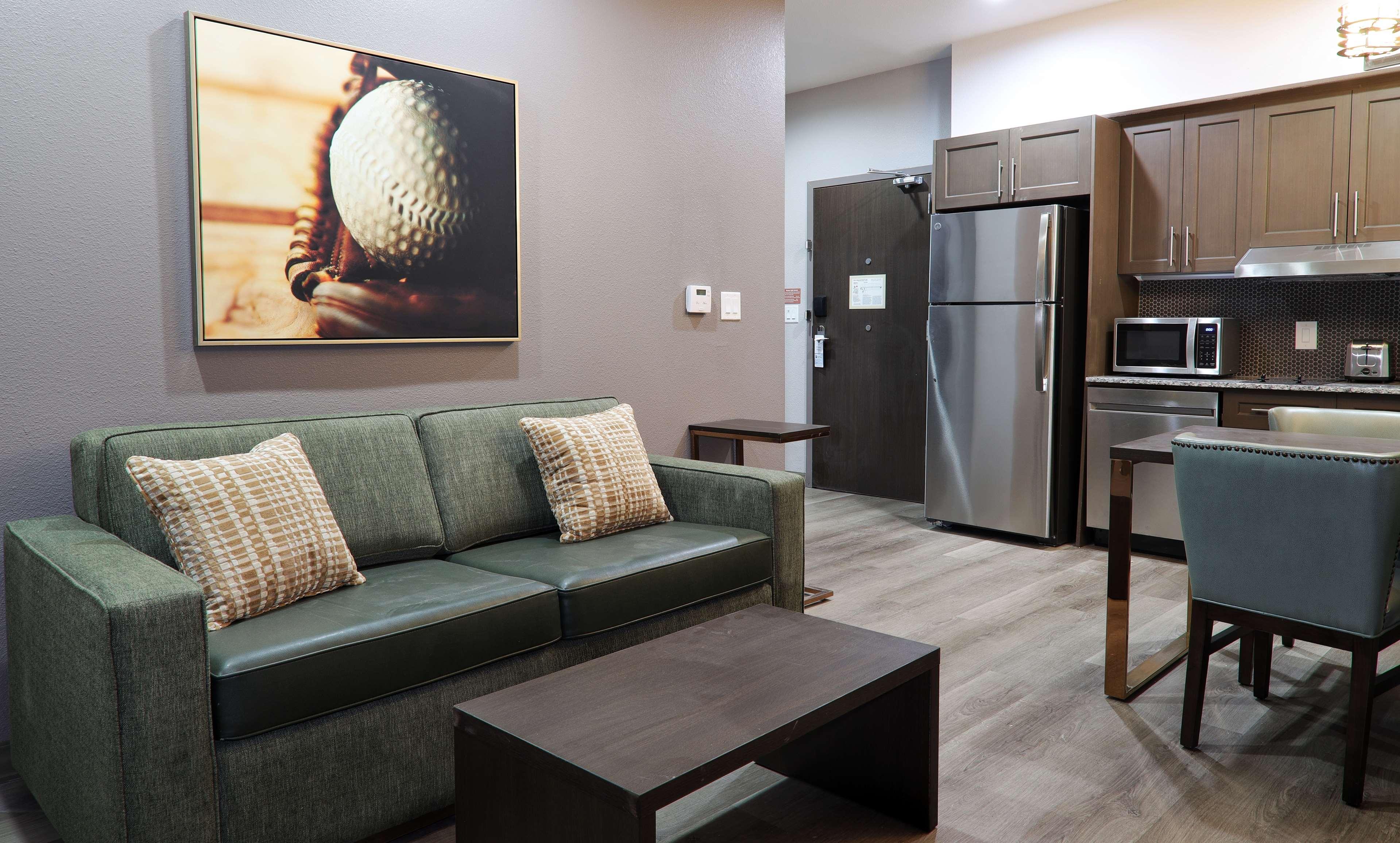 Suite Accessible King Size Bed