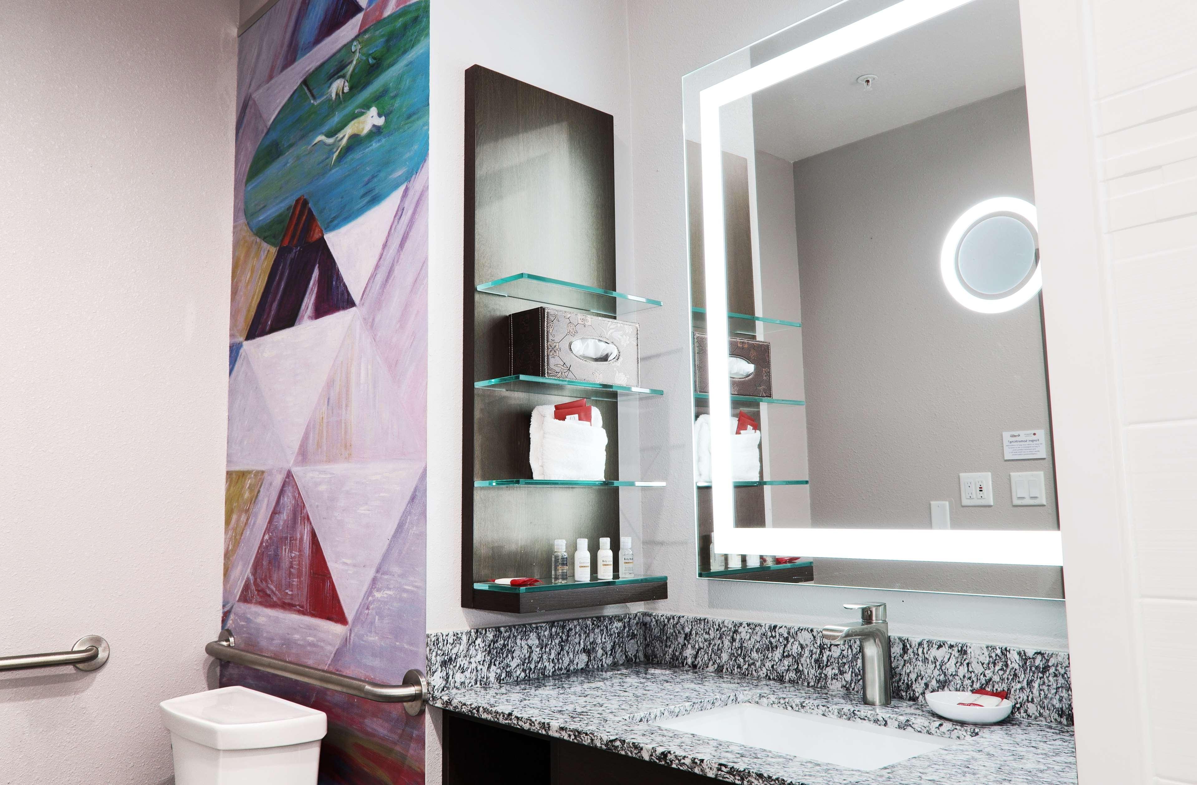 Suite Accessible King Size Bed