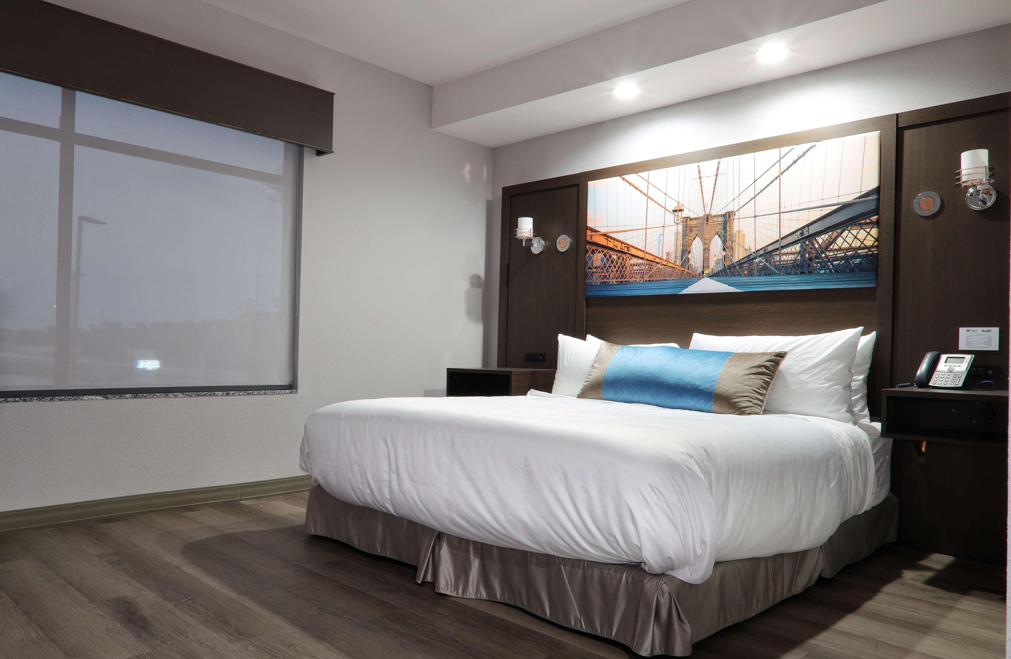 Suite Accessible King Size Bed