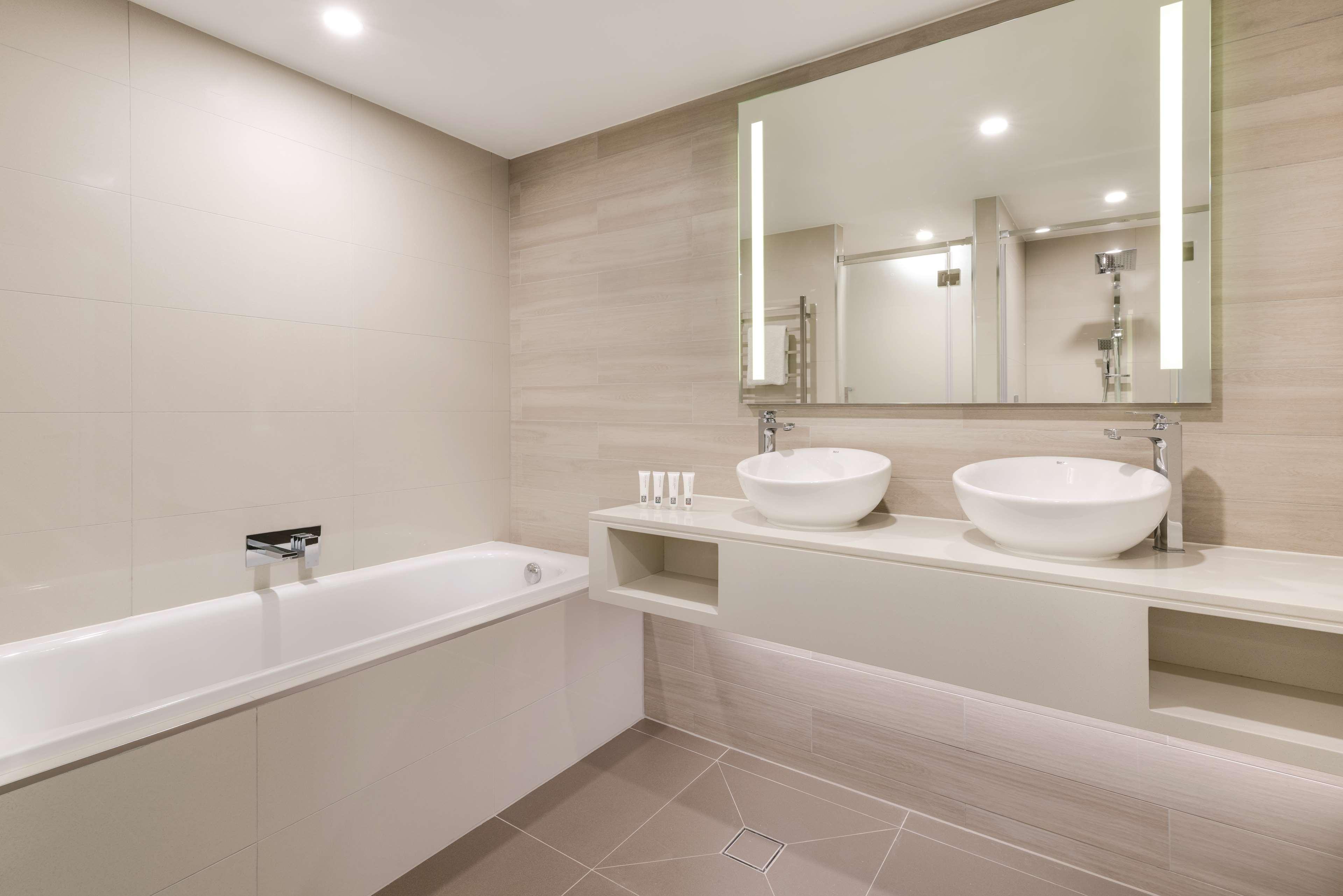 Suite Deluxe City View King Bed