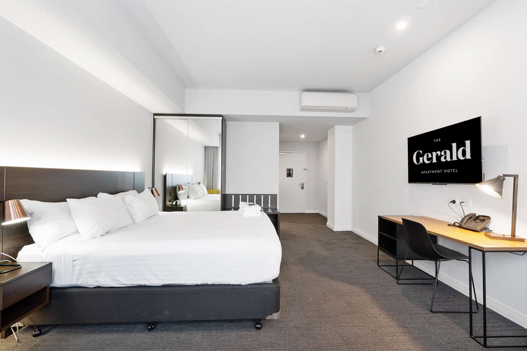 Studio Accessible King Size Bed