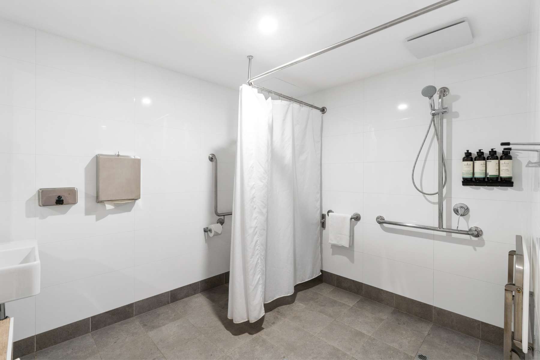 Studio Accessible King Size Bed