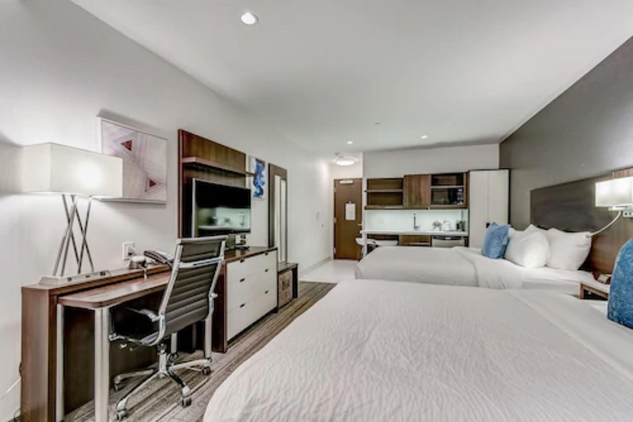 Studio Two Queen Beds