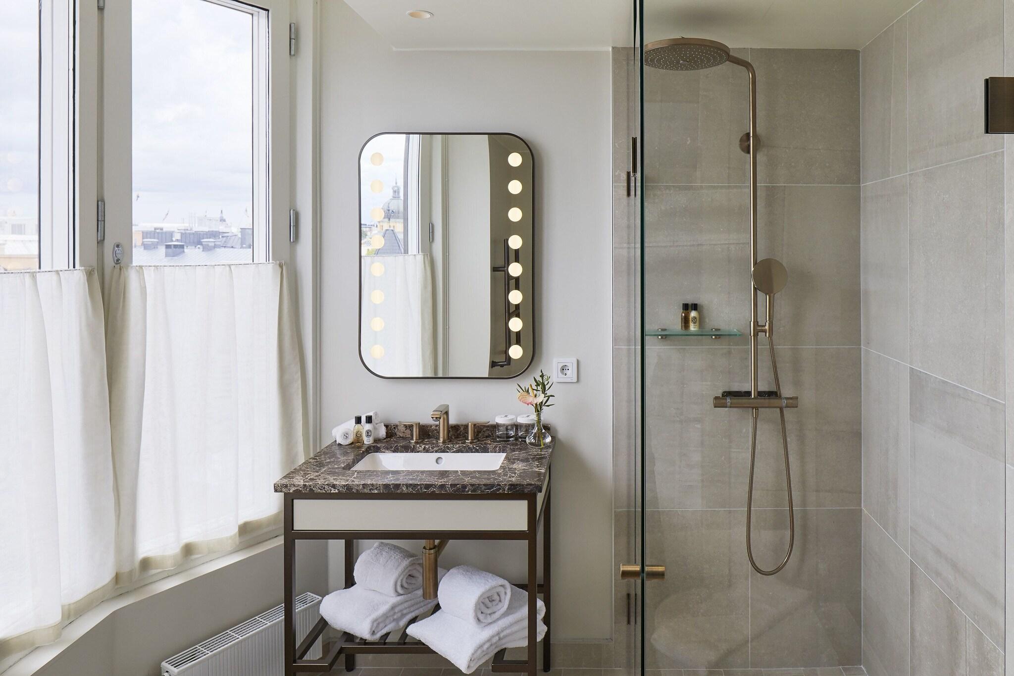 Double Deluxe King Bed