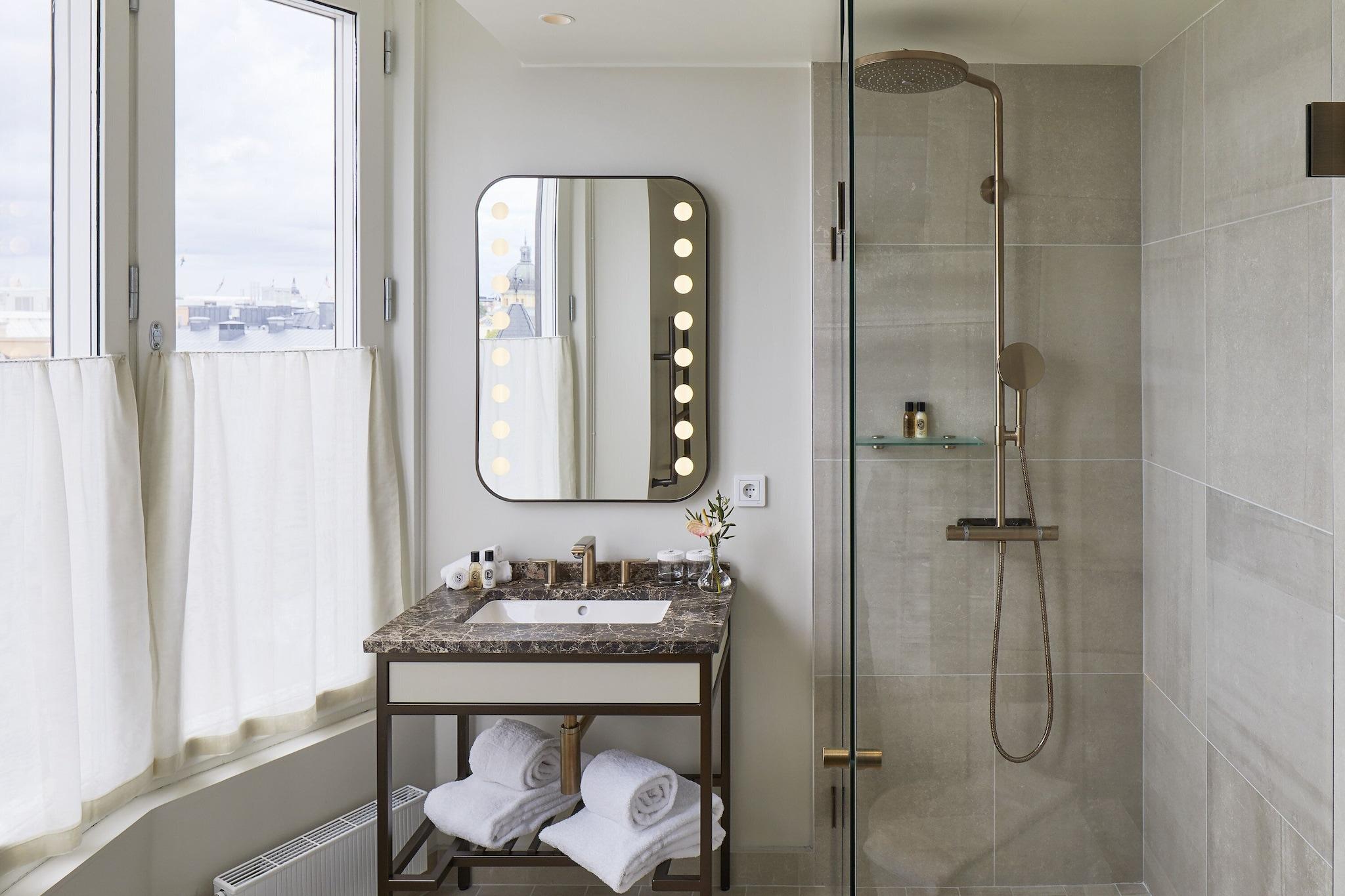 Double Deluxe King Bed