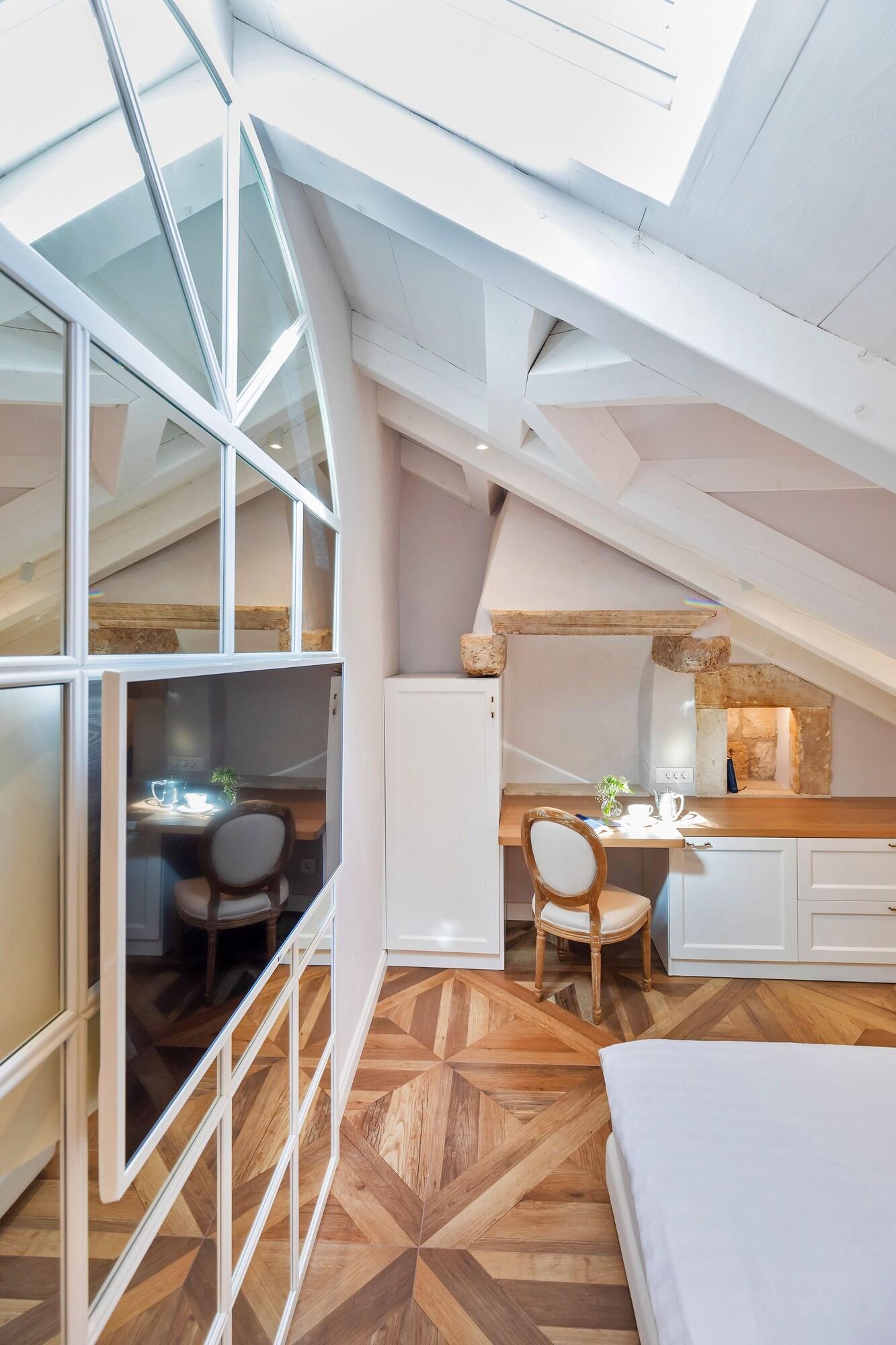 Double Deluxe Queen Bed