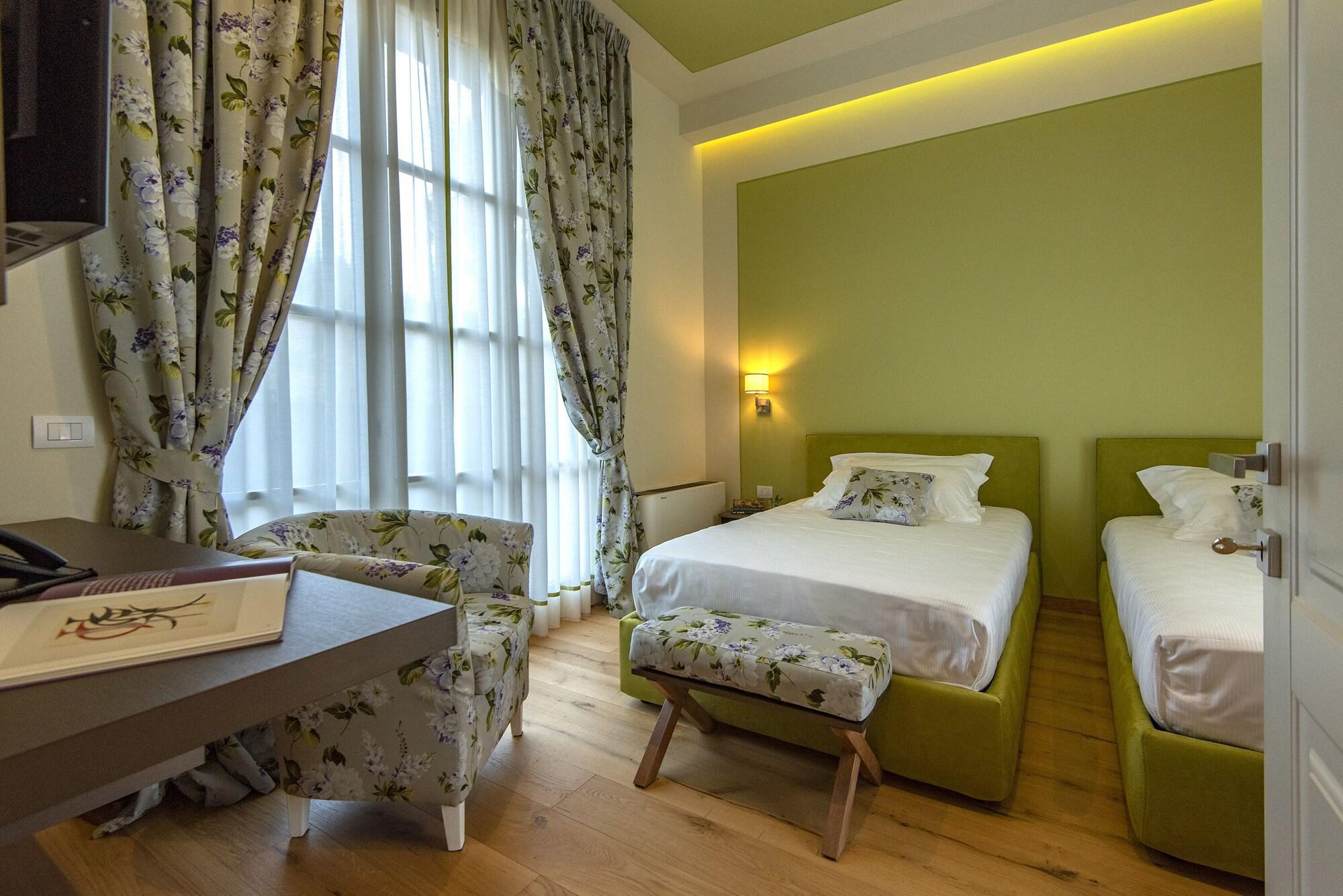 Twin Deluxe Two Queen Beds