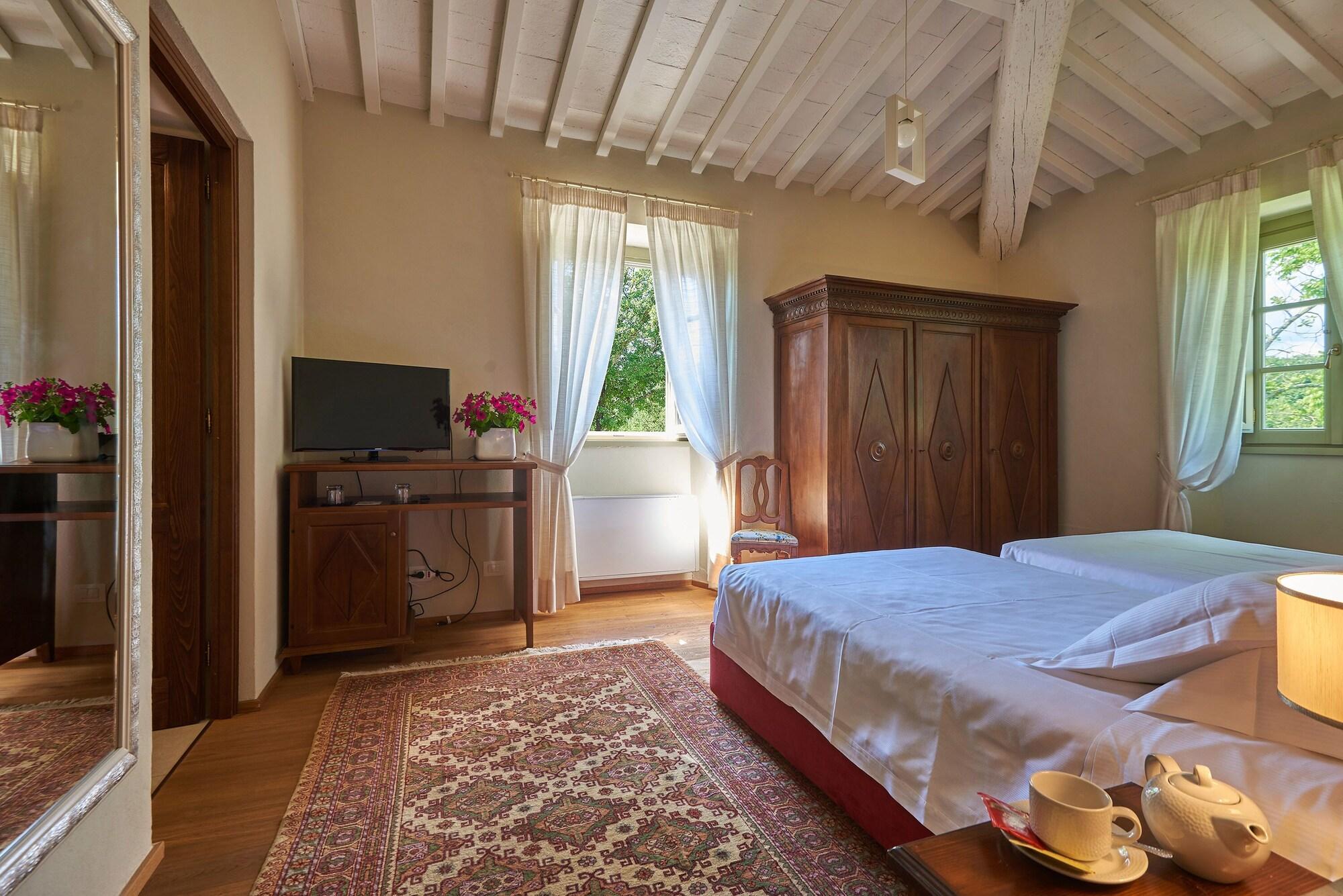 Twin Deluxe Two Queen Beds