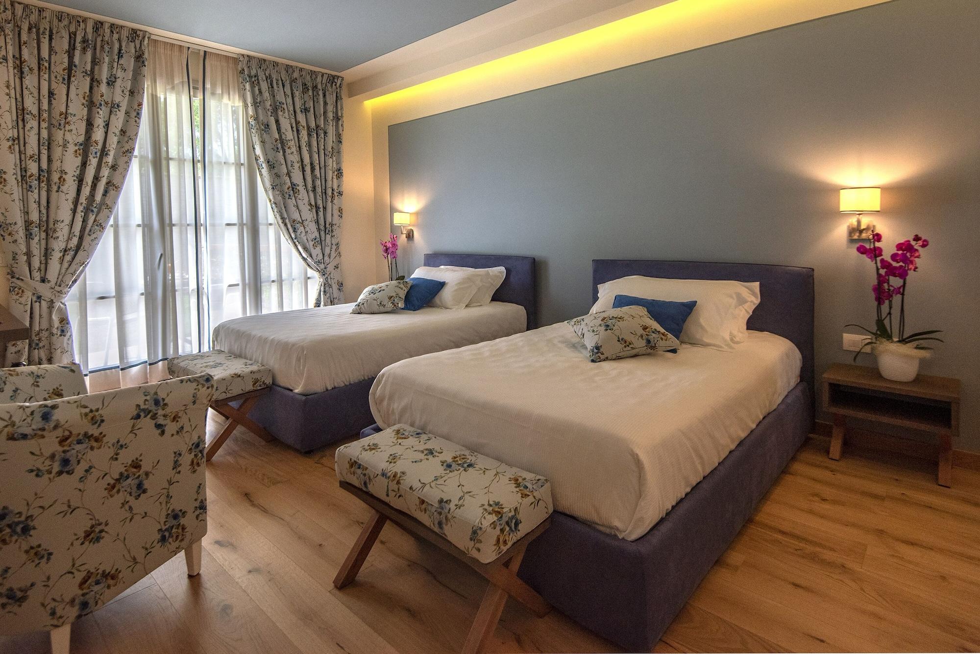 Twin Deluxe Two Queen Beds