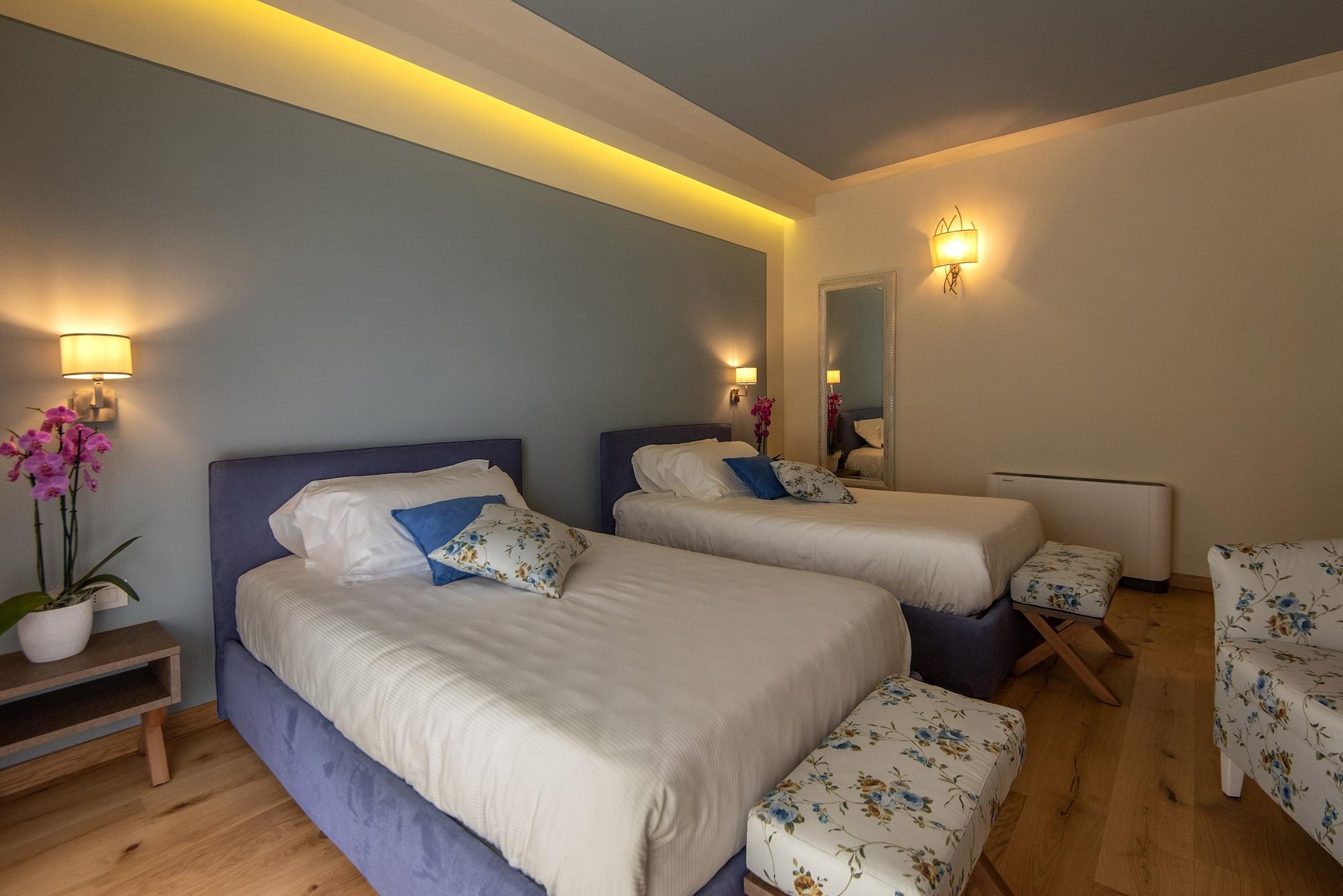 Twin Deluxe Two Queen Beds